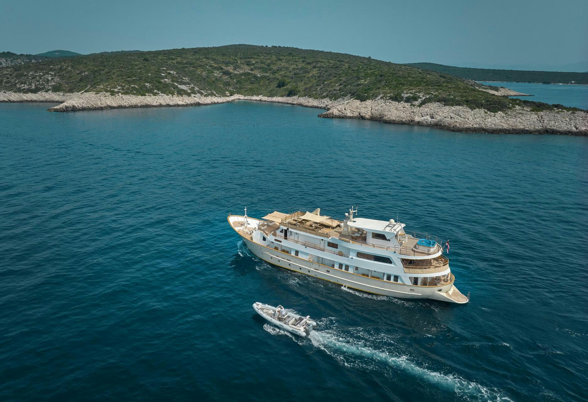 Exterior La Perla image 3