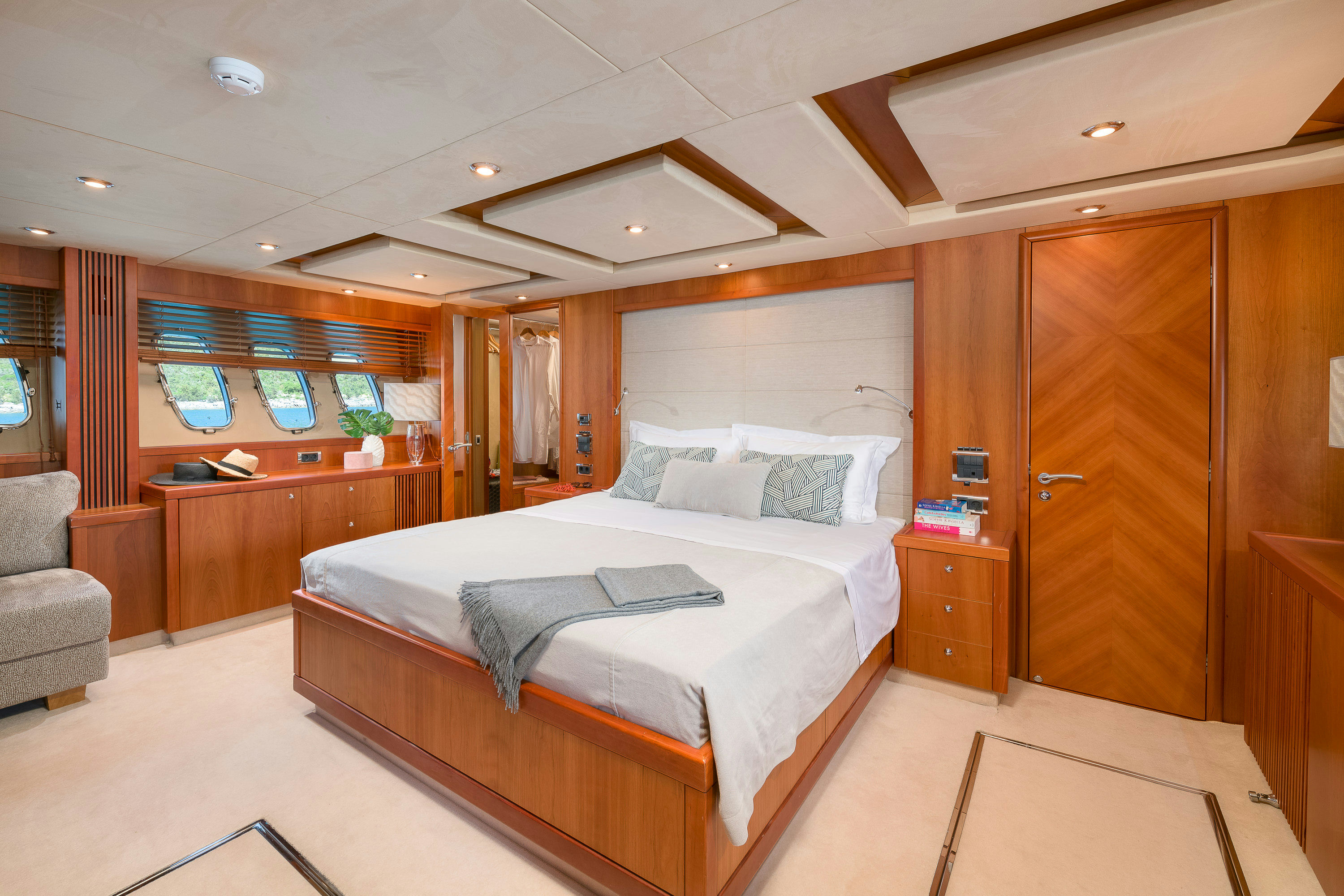 Interior PREDATOR 108 image 30