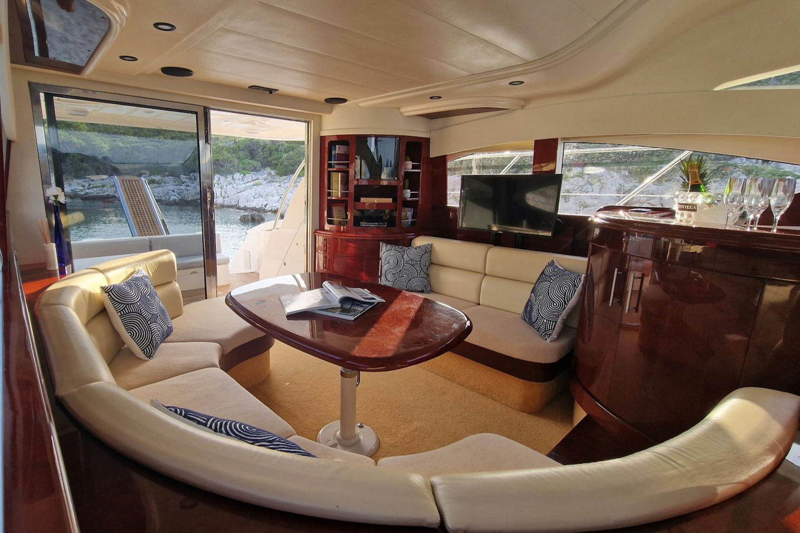 Interior Astondoa 46 Fly image 10