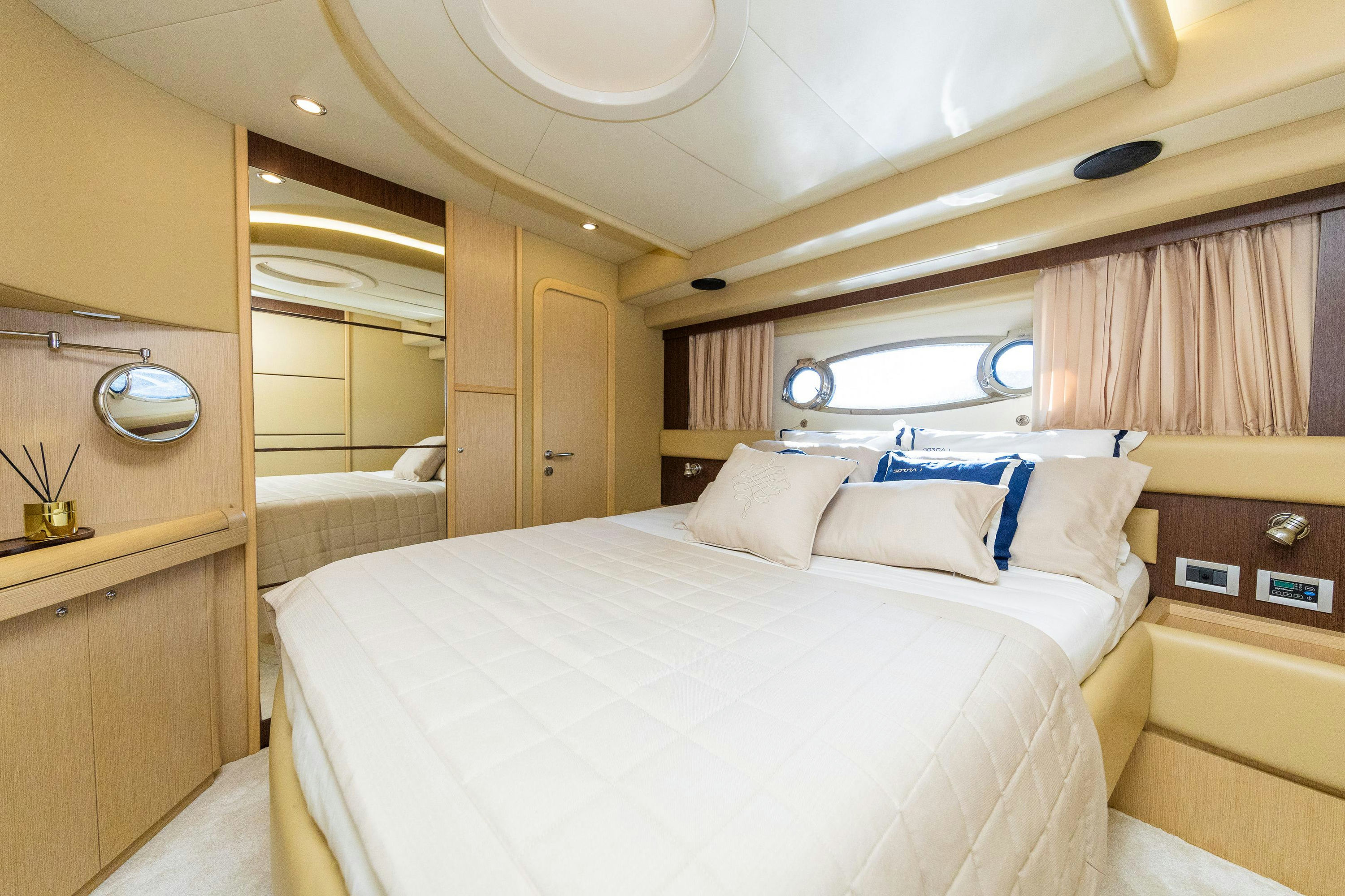Interior FERRETTI 591 image 15