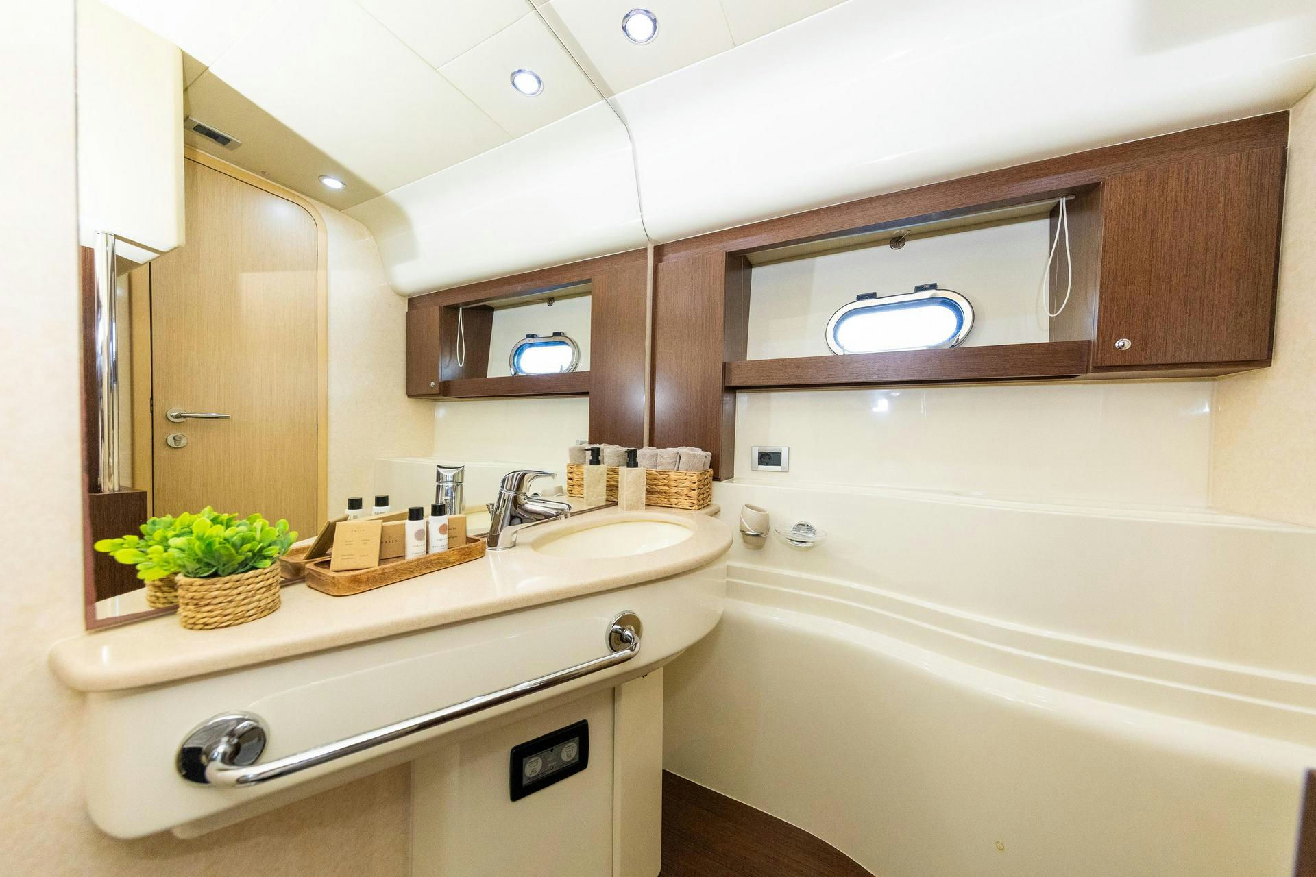 Interior Ferretti 591 image 21
