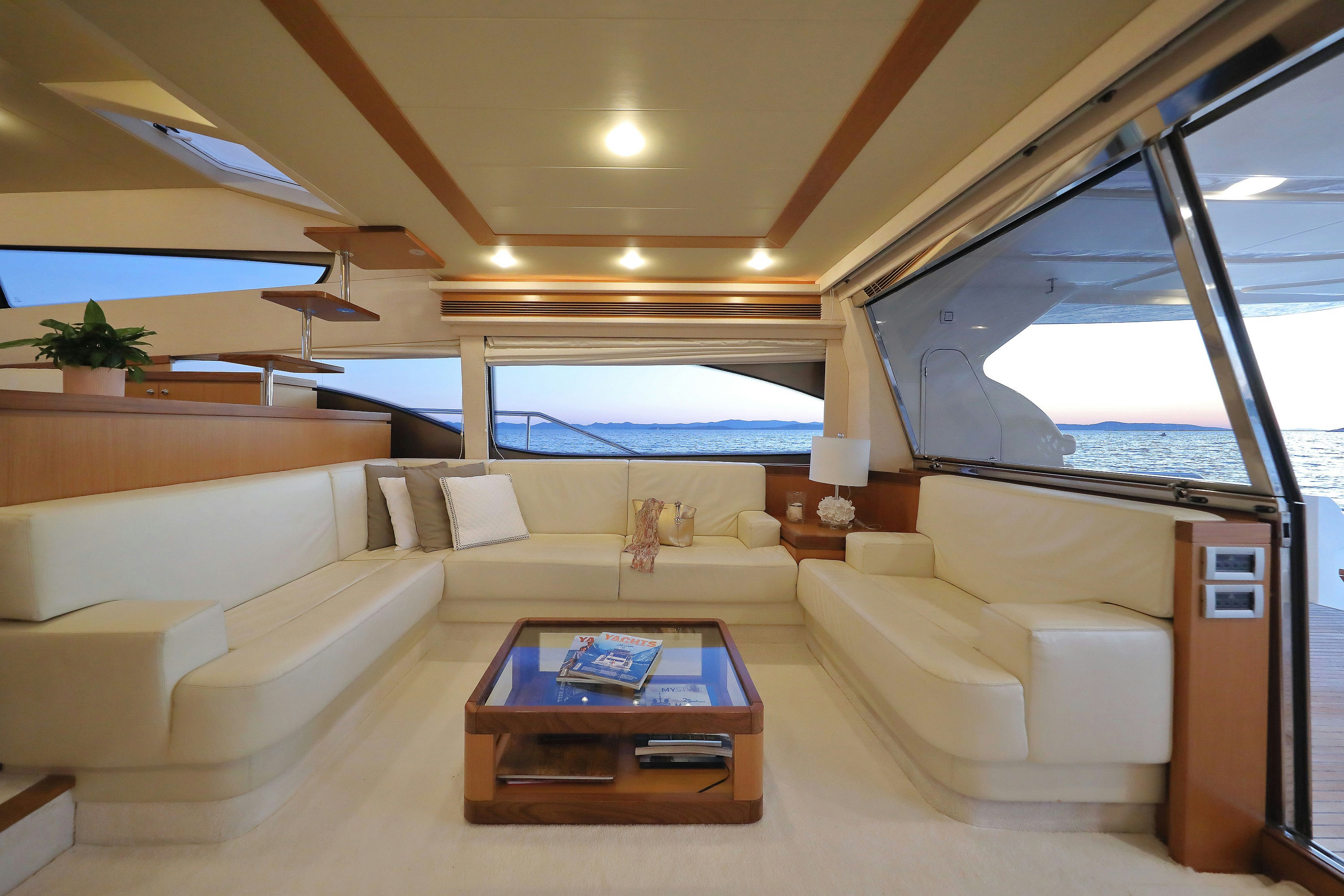 Interior FERRETTI 681 image 21