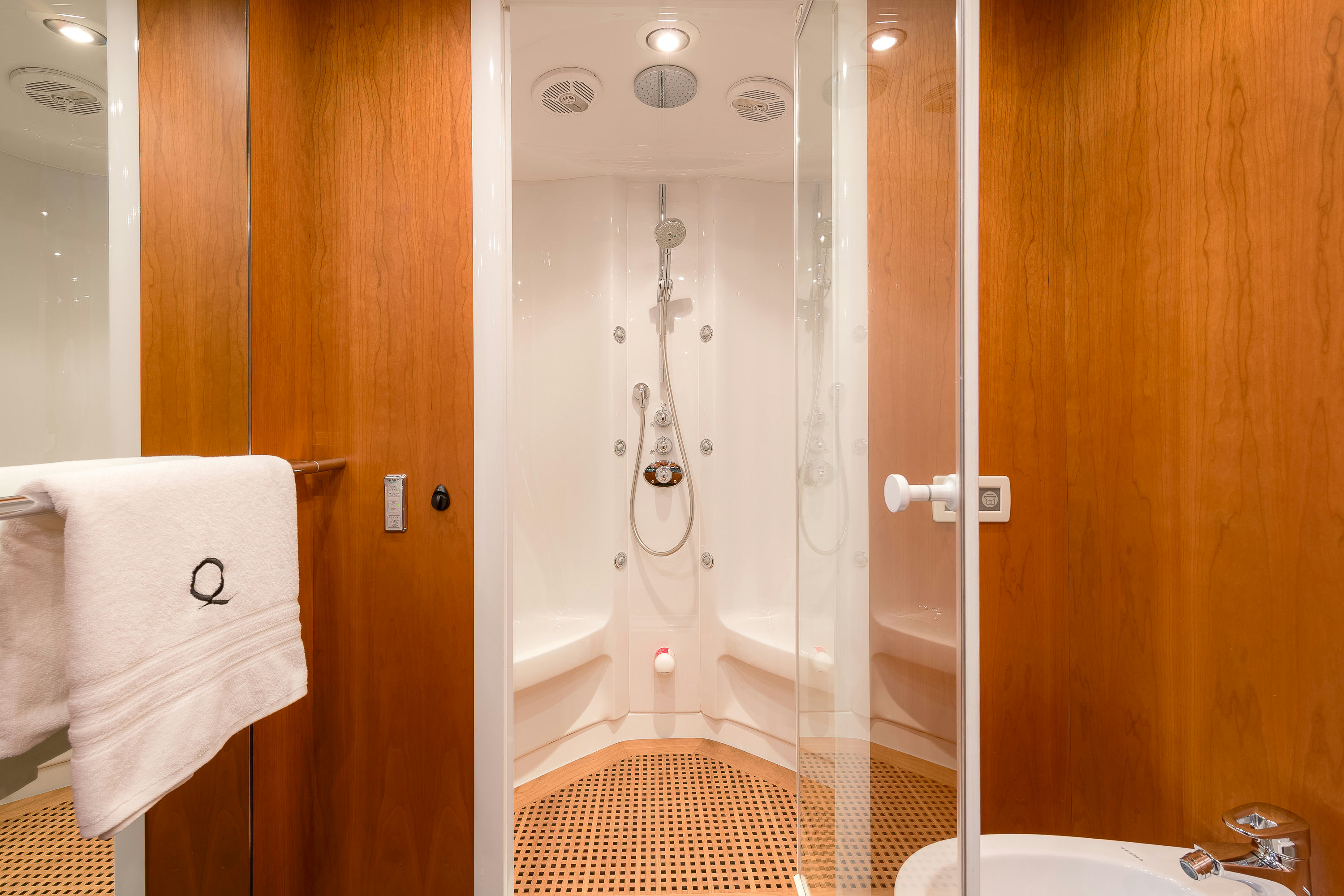 Interior PREDATOR 108 image 33
