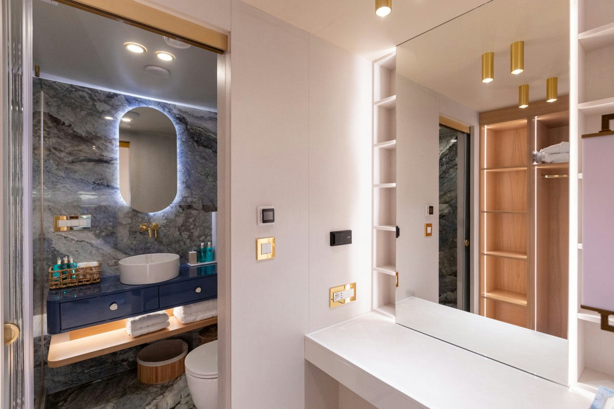 Interior Scorpios image 18