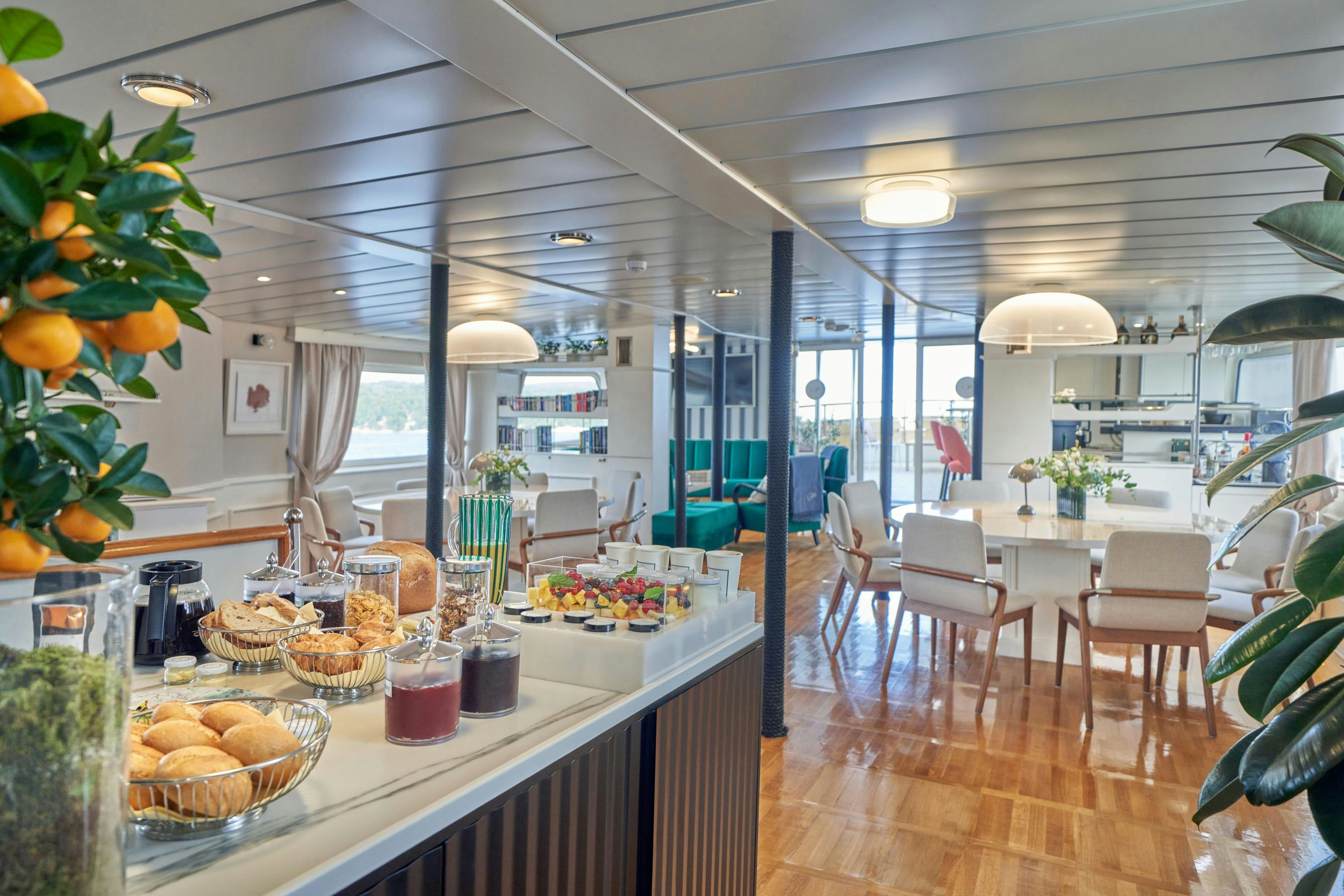 Interior LA PERLA image 19