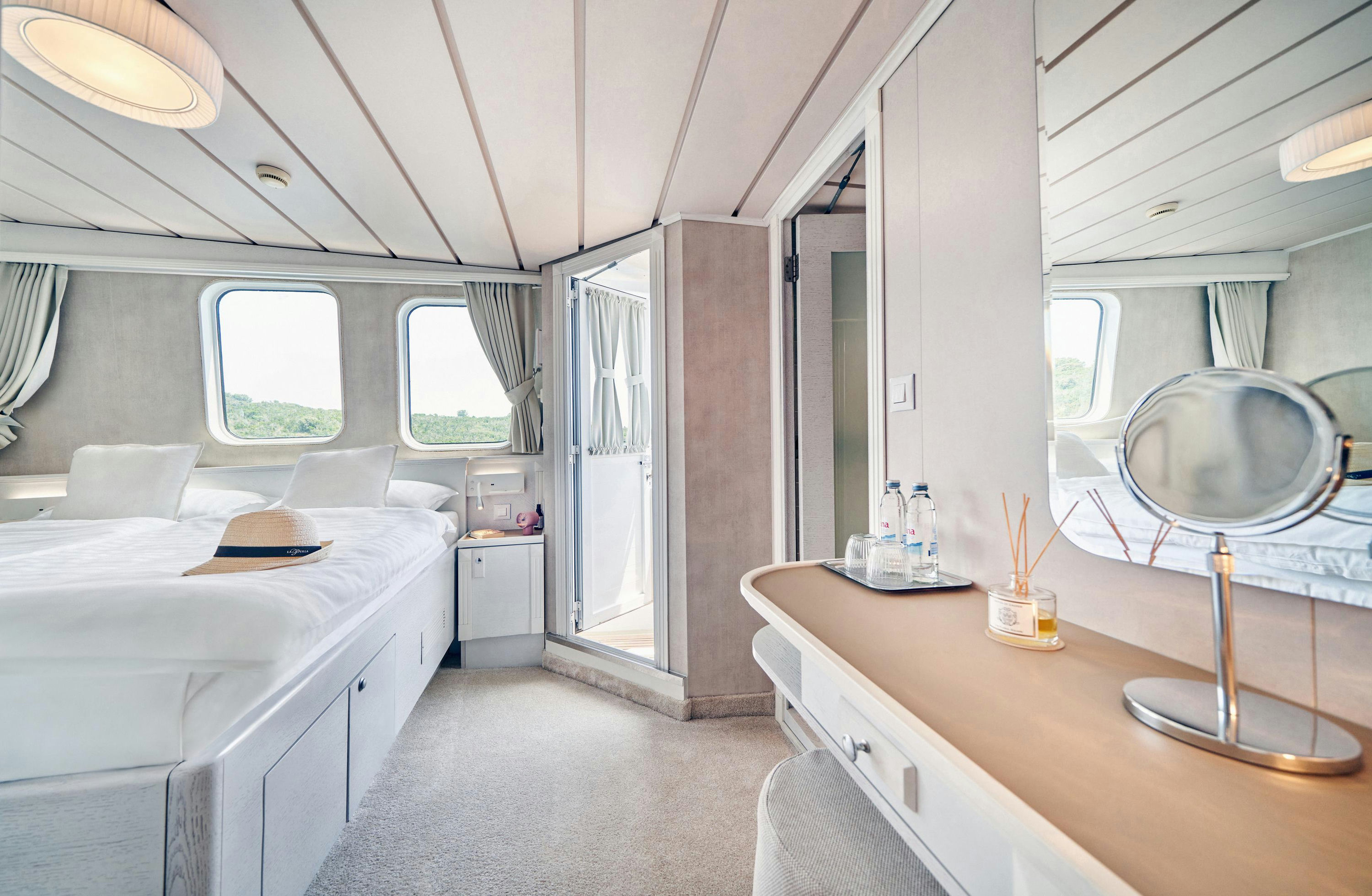 Interior LA PERLA image 20