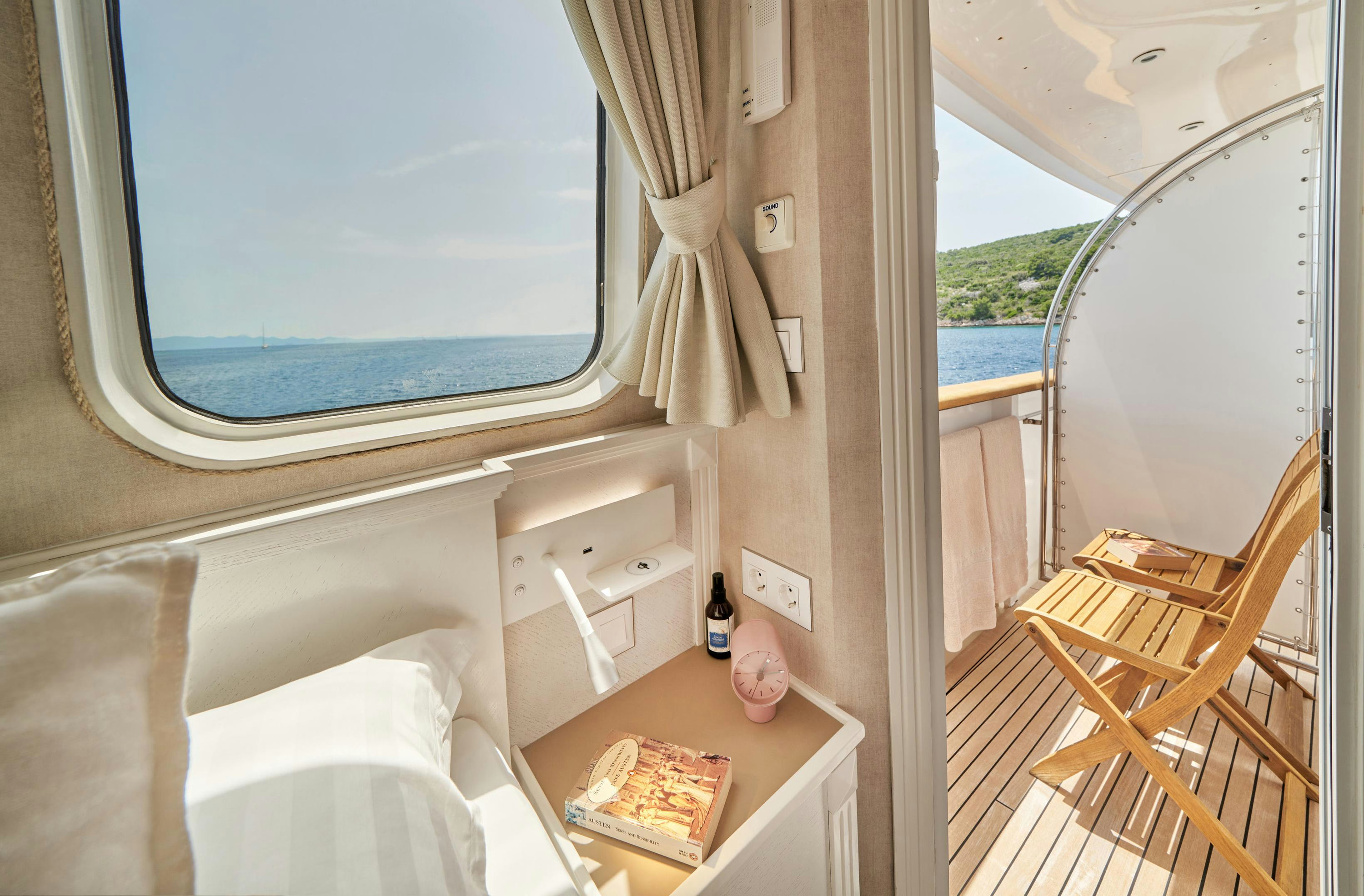 Interior LA PERLA image 23