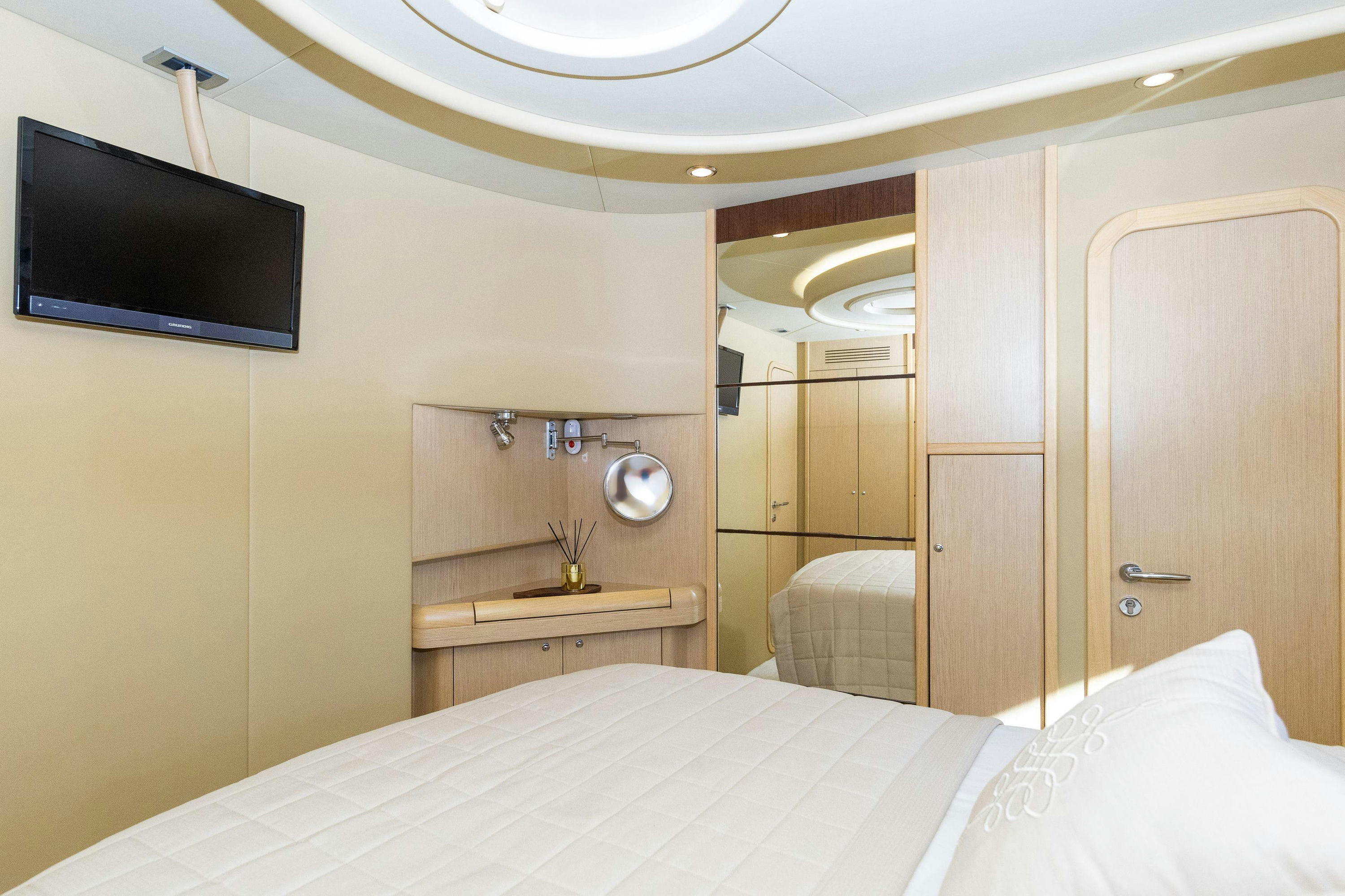 Interior FERRETTI 591 image 19