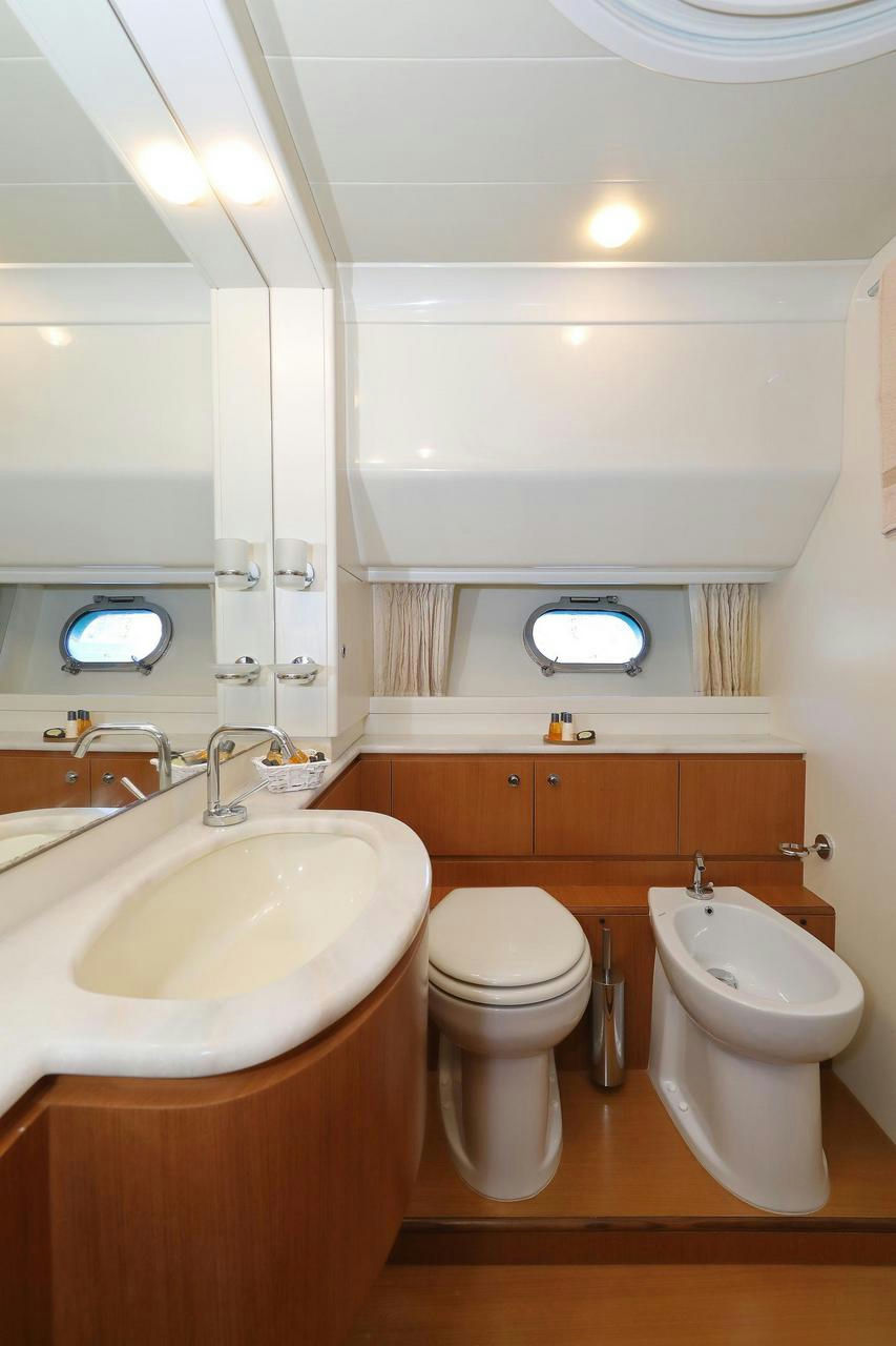 Interior Ferretti 681 image 25
