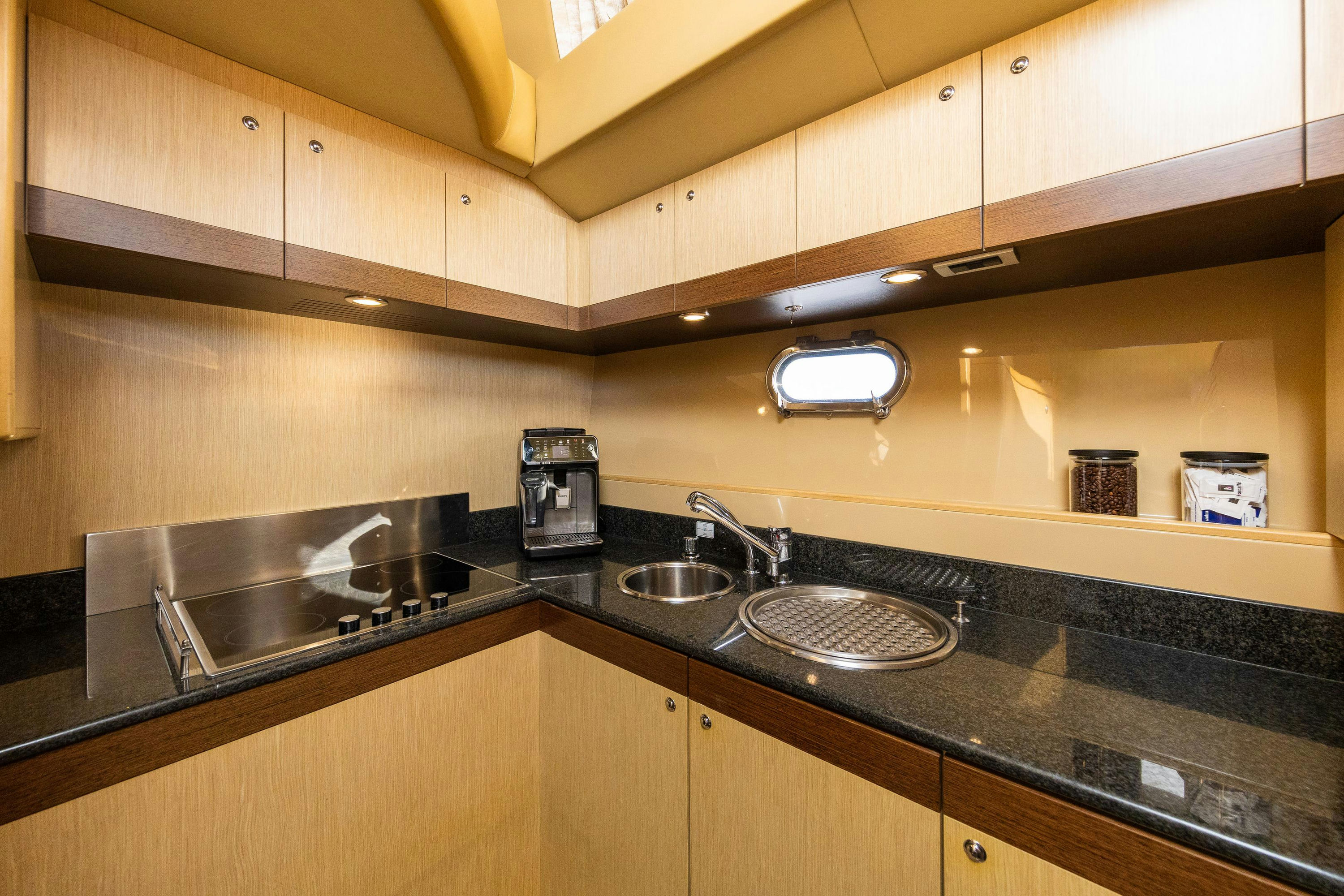 Interior FERRETTI 591 image 14