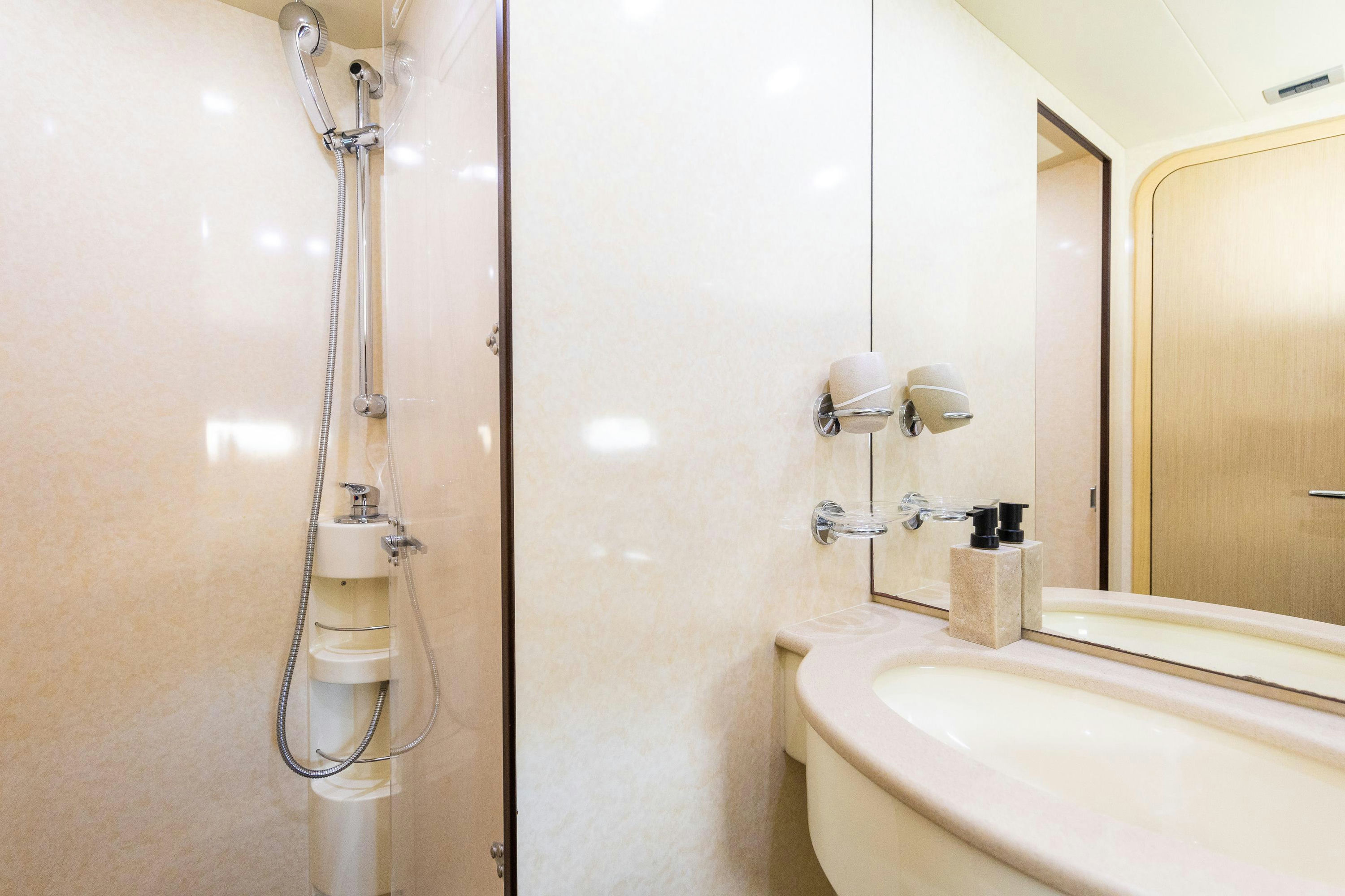 Interior FERRETTI 591 image 17