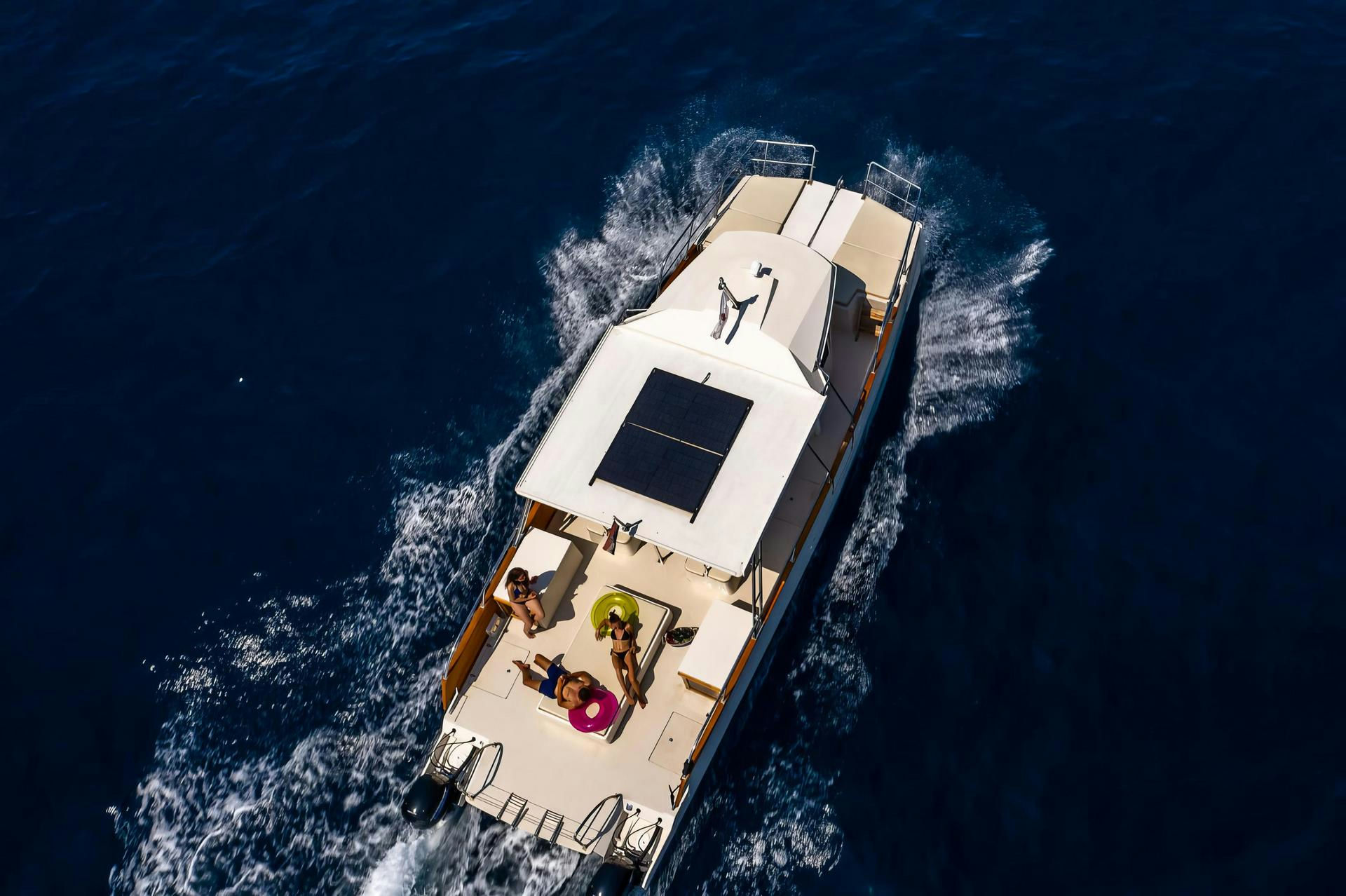 Exterior Day Catamaran 12 image 7