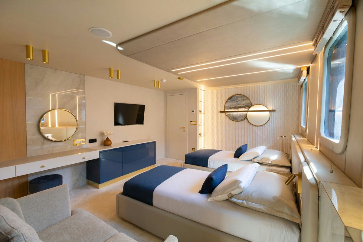 Interior SCORPIOS image 20