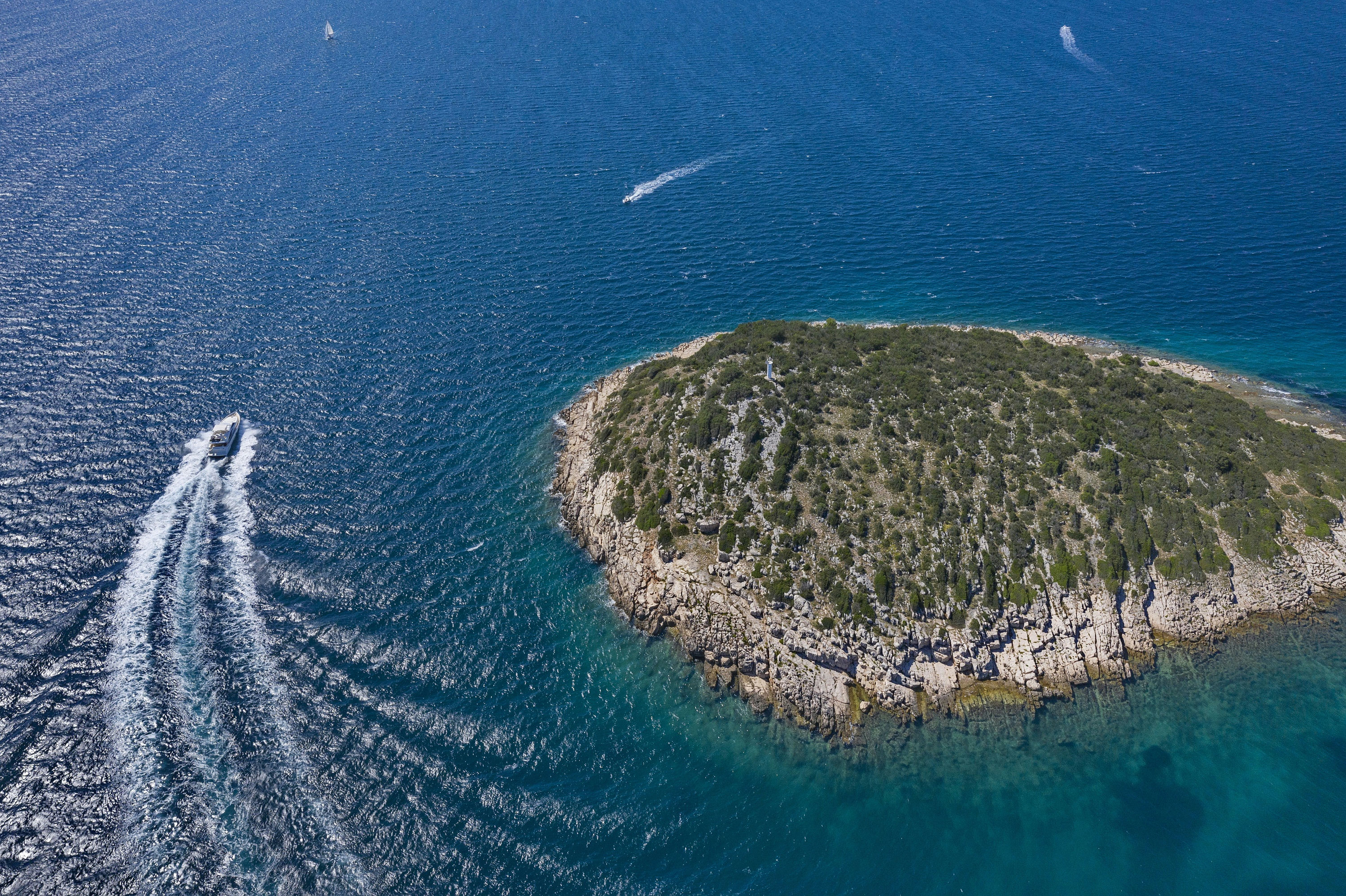 Ferretti681 cruising yacht charternin Split