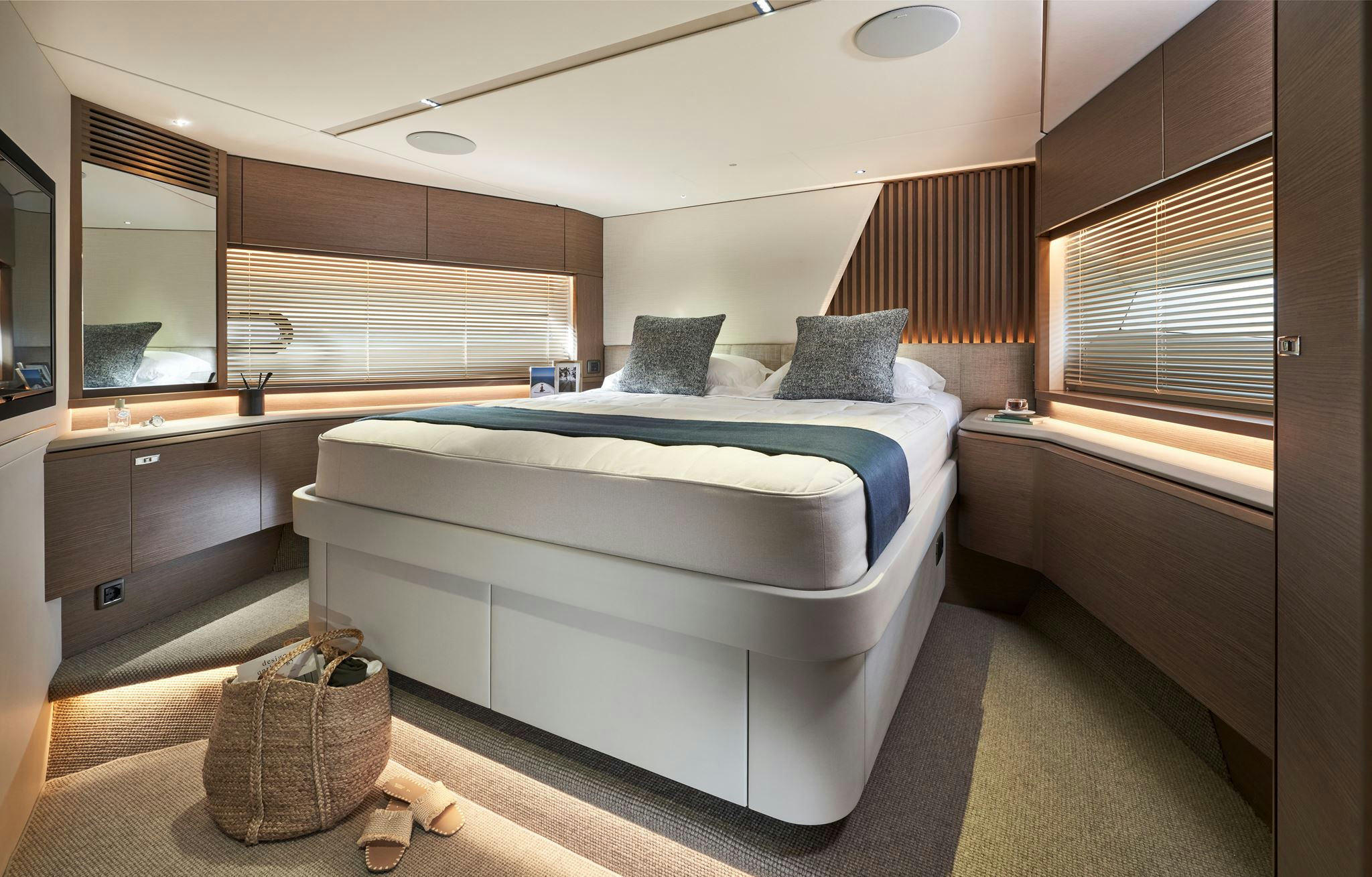 Interior PRINCESS Y72 image 18
