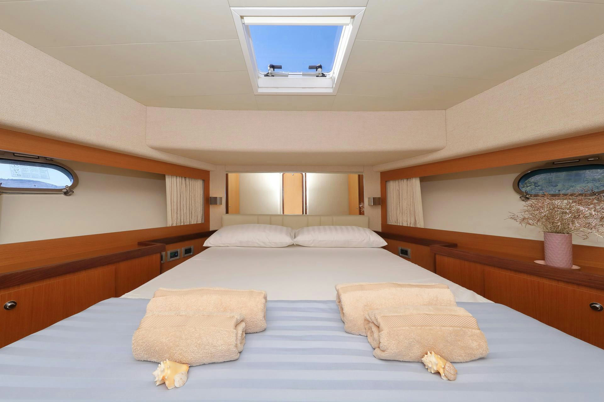 Interior Ferretti 681 image 23