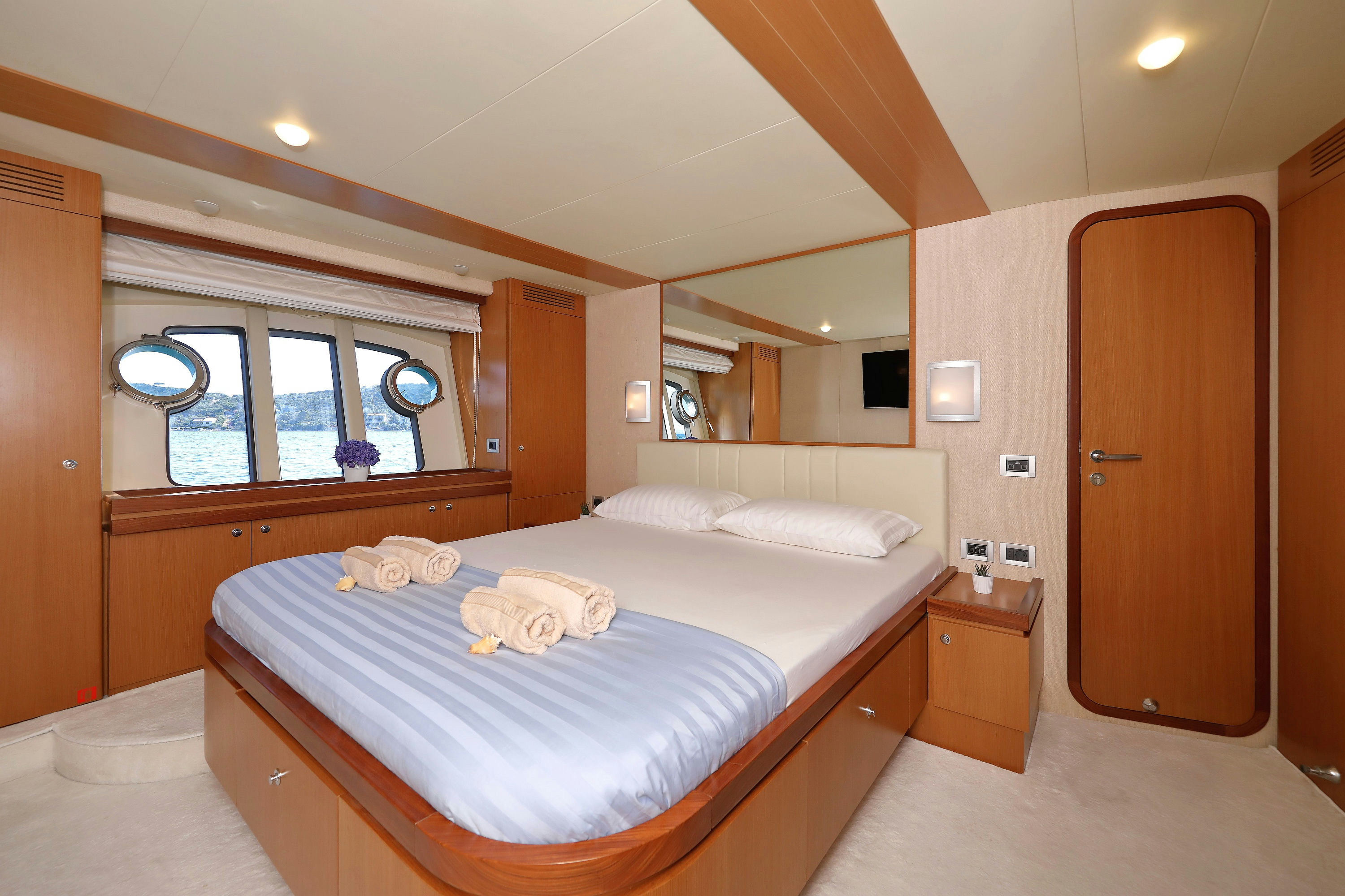 Interior FERRETTI 681 image 22