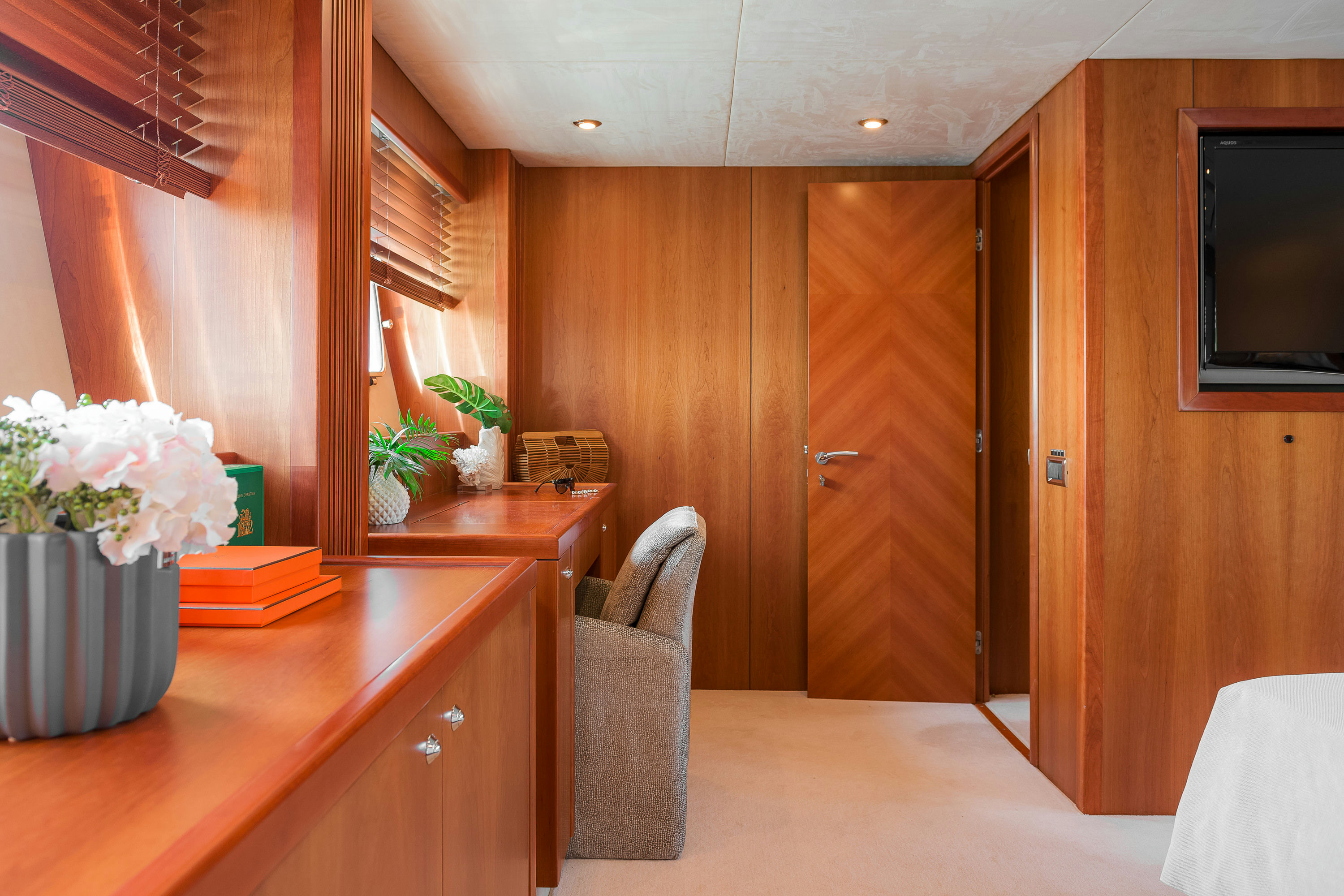 Interior PREDATOR 108 image 37