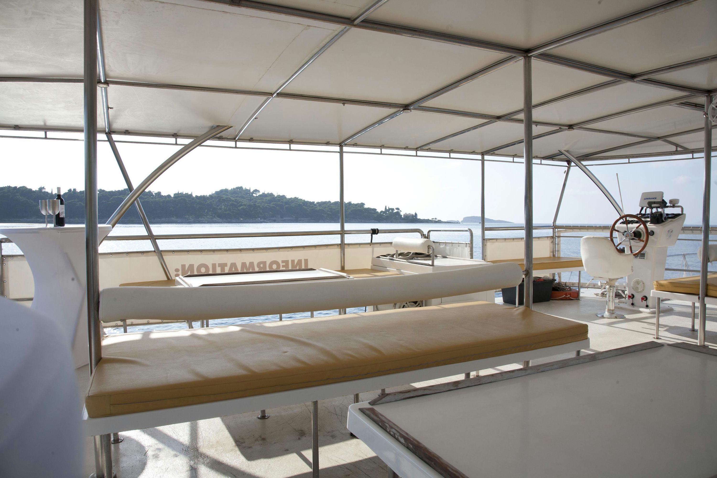 Exterior Day Catamaran 17 image 6