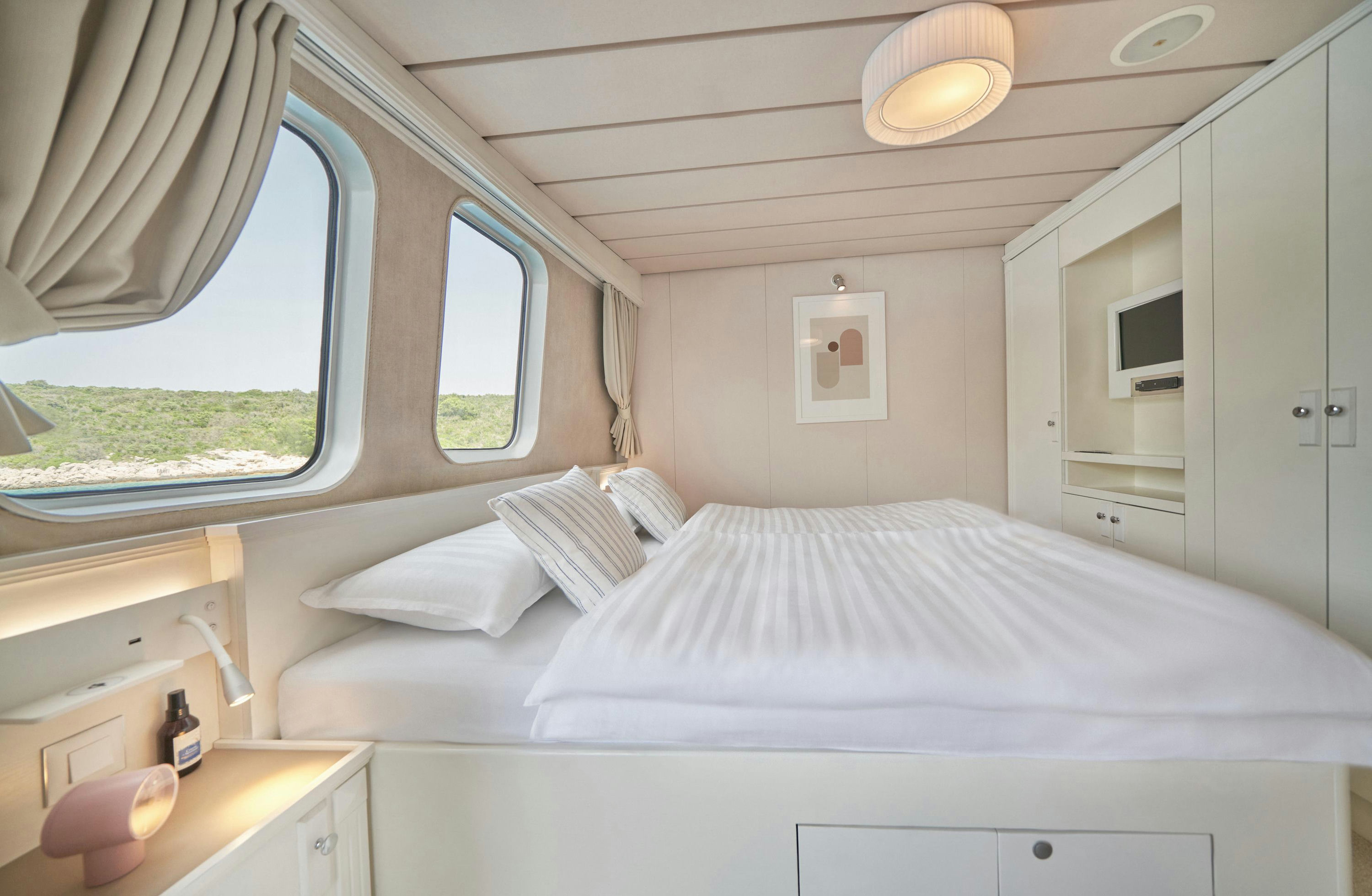 Interior LA PERLA image 26