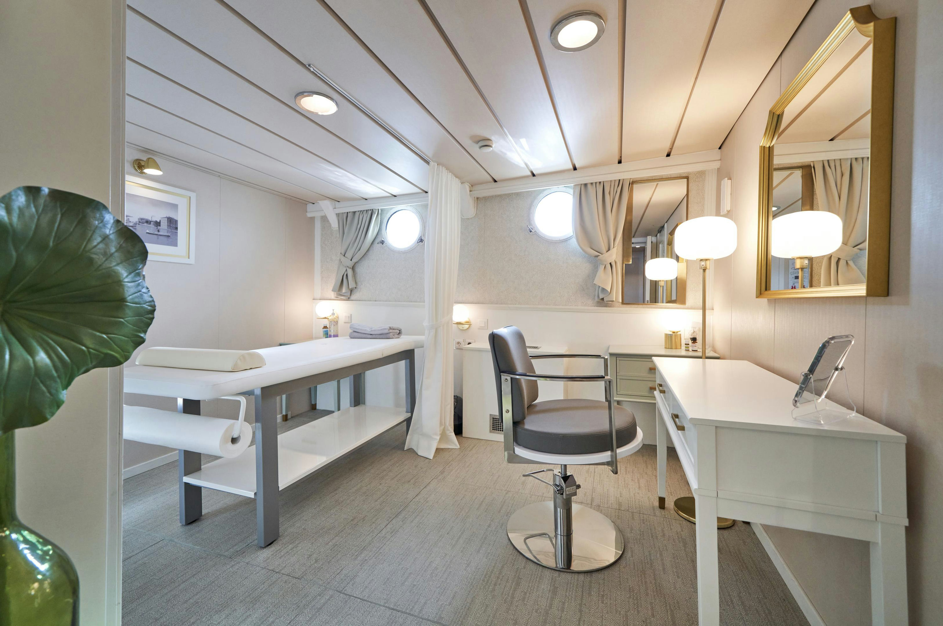 Interior LA PERLA image 32