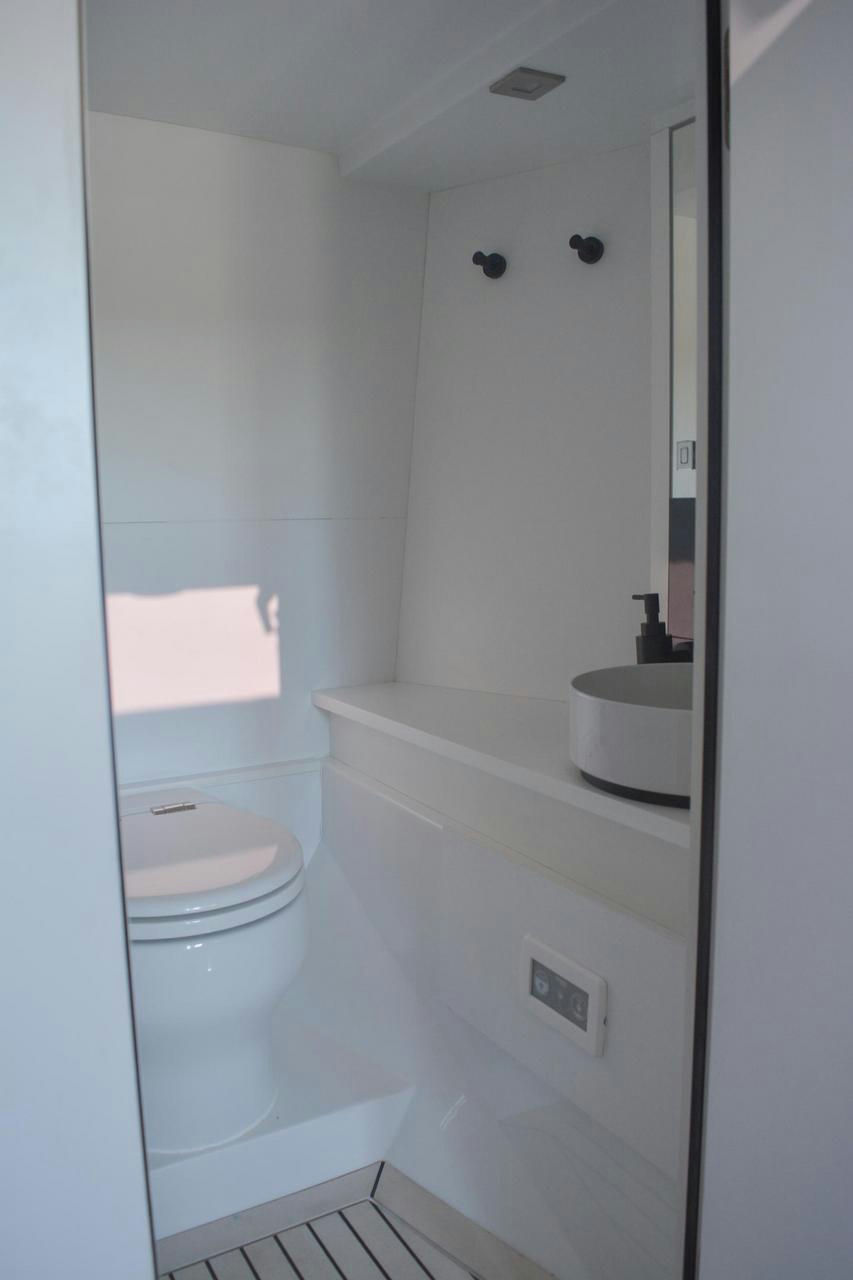 Interior VanDutch 32 image 12