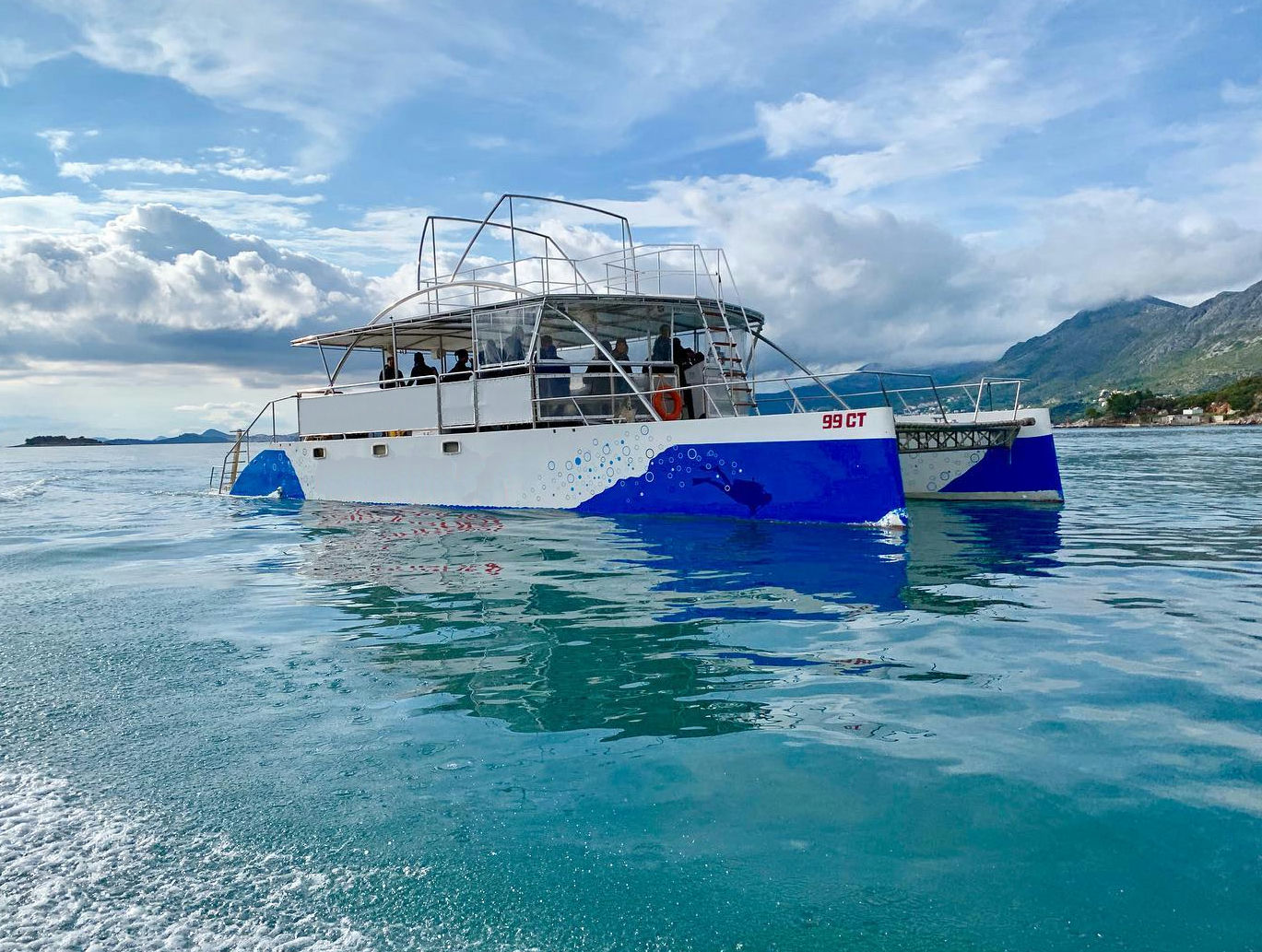 Exterior Day Catamaran 17 image 0