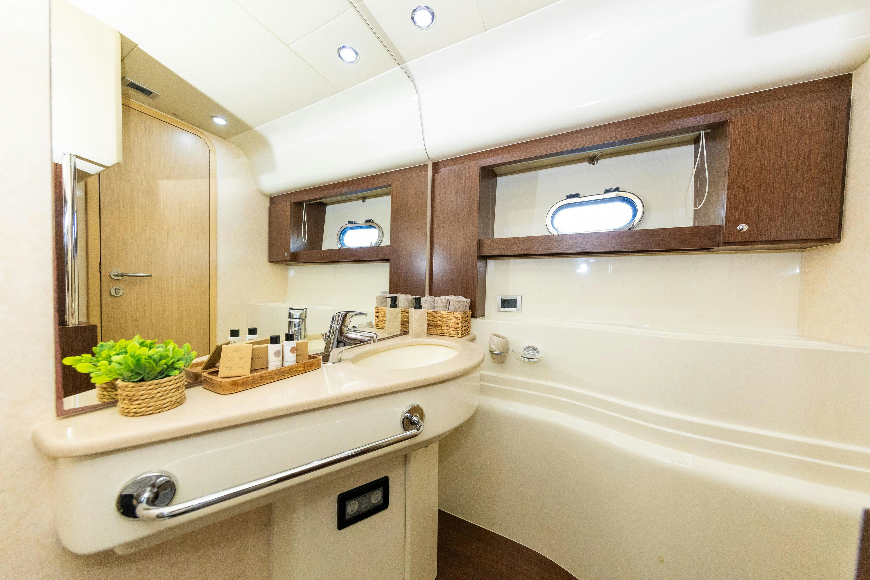 Interior FERRETTI 591 image 21