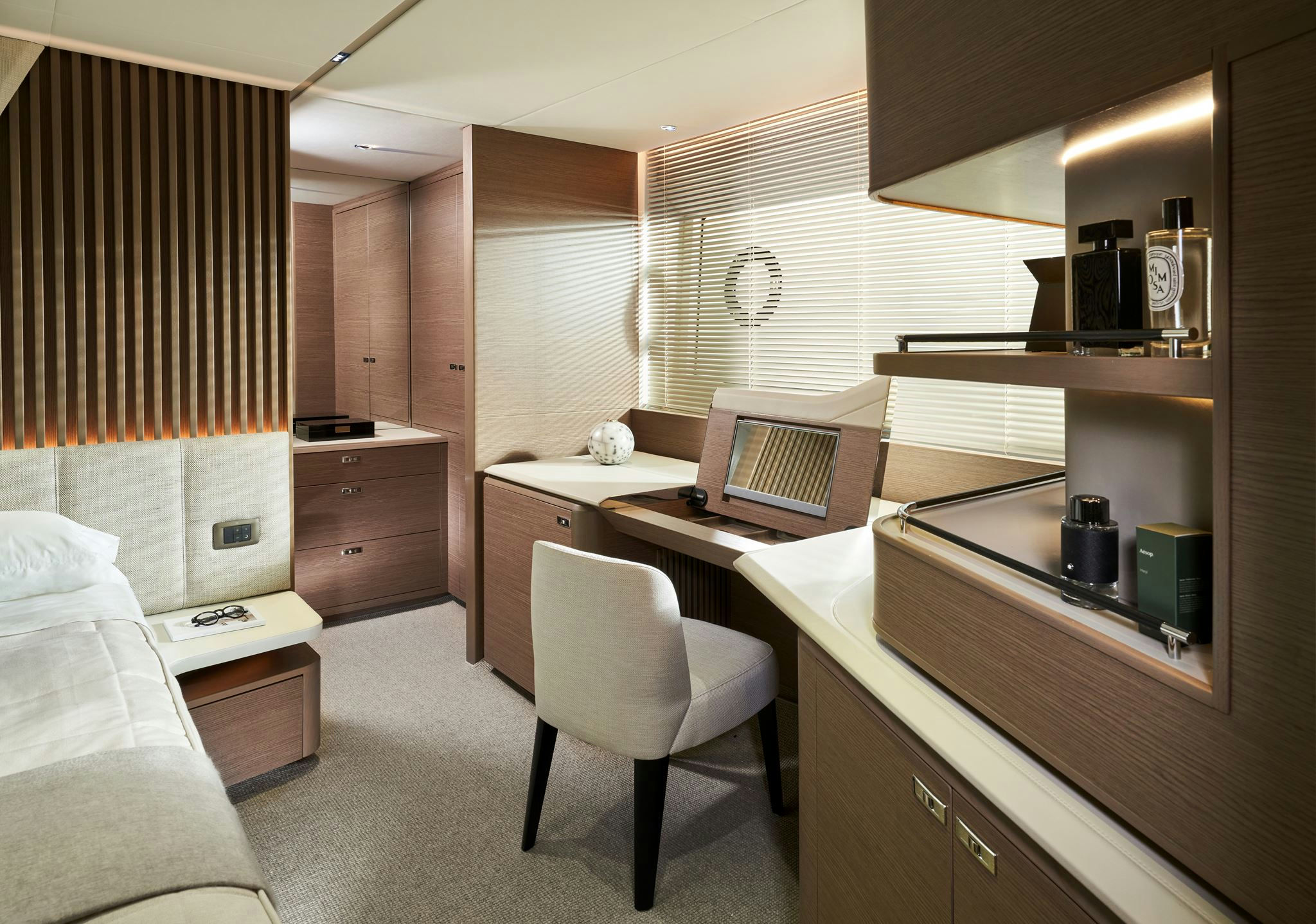 Interior PRINCESS Y72 image 23