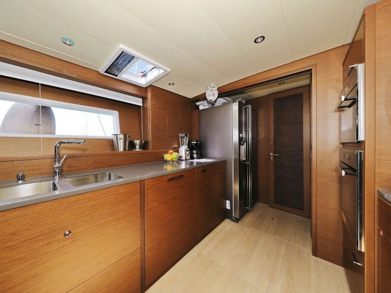 Interior Lagoon 620 image 15