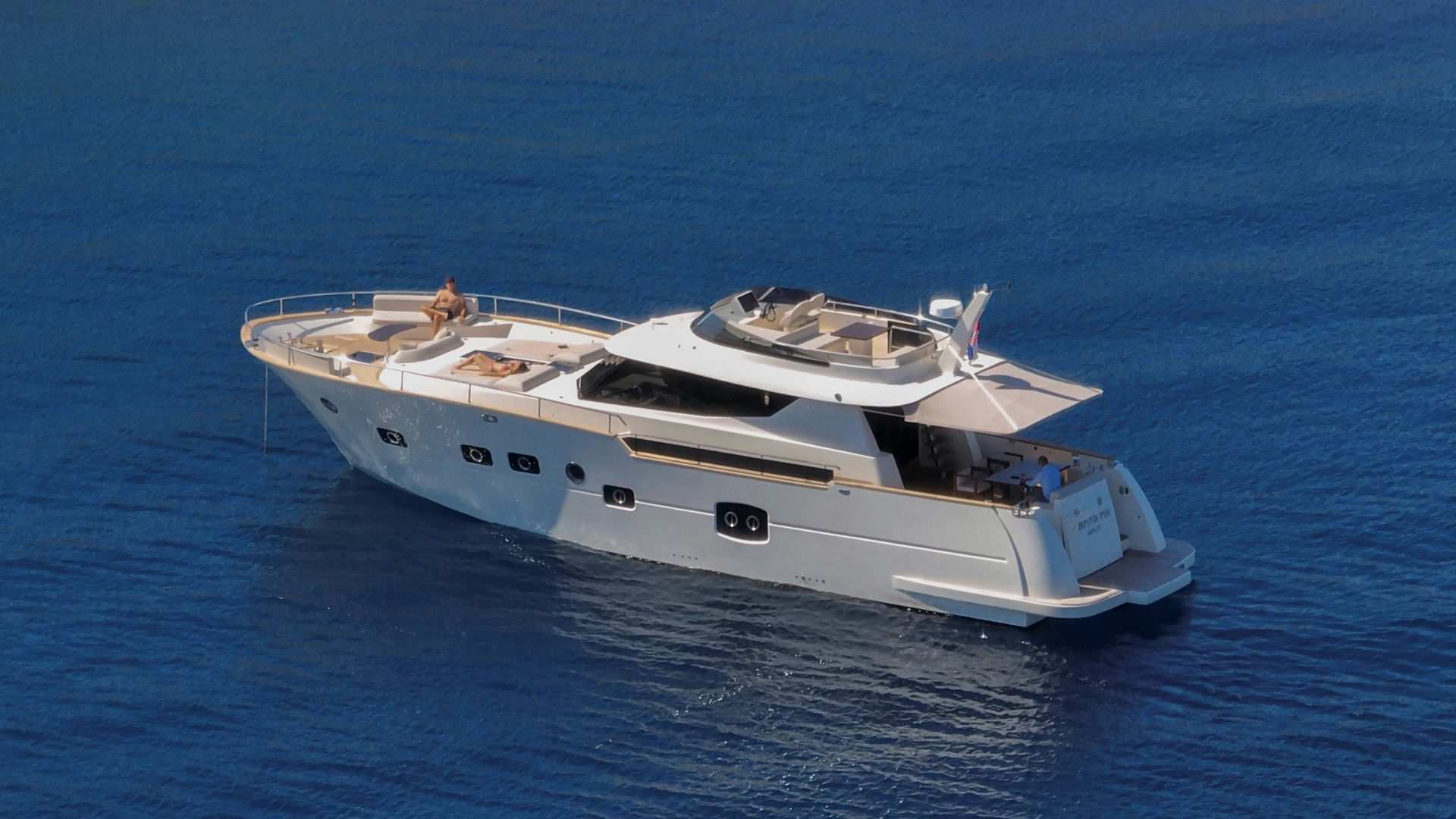 Exterior Monachus 70 Fly image 5