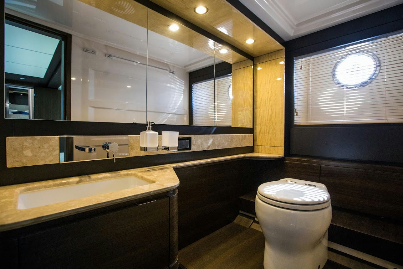 Interior AZIMUT 66 image 6
