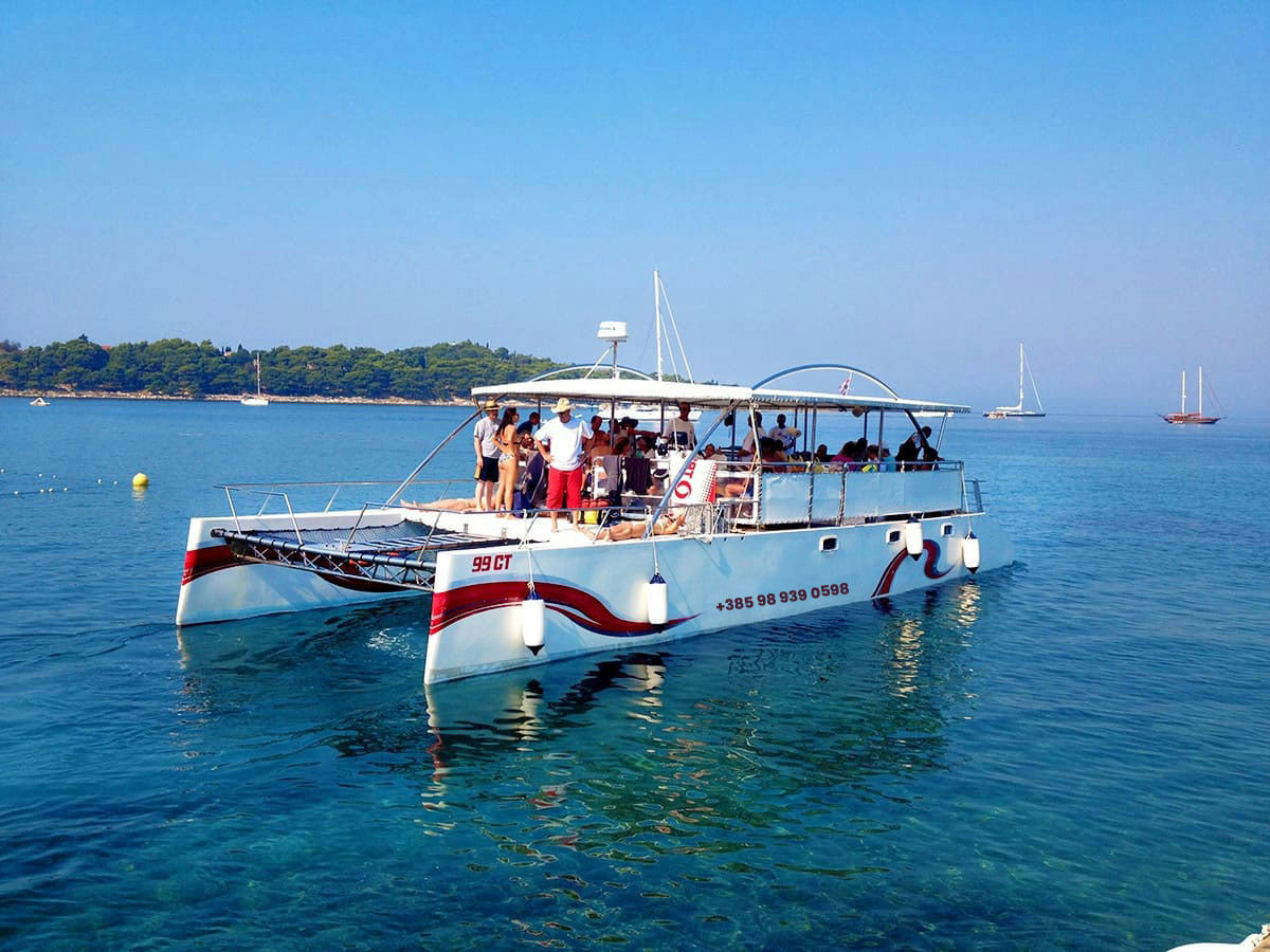 Exterior Day Catamaran 17 image 8