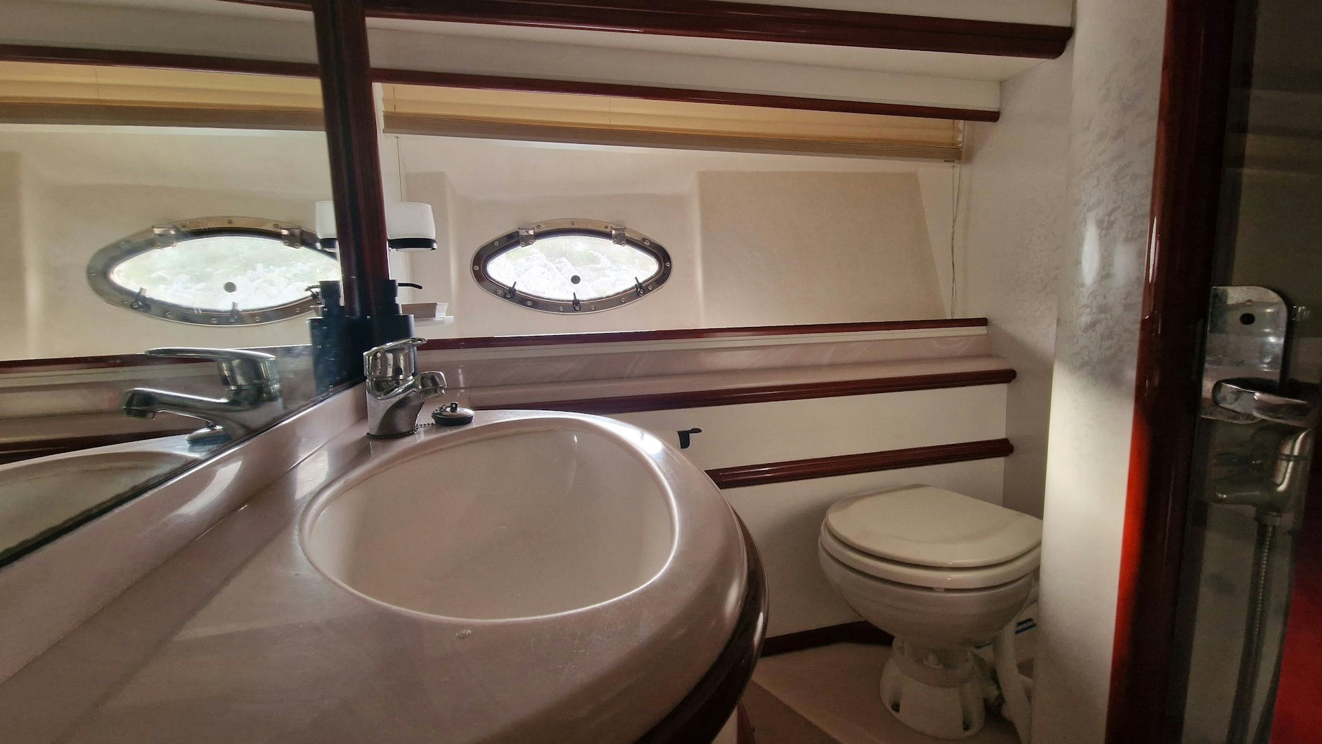 Interior Astondoa 46 Fly image 20