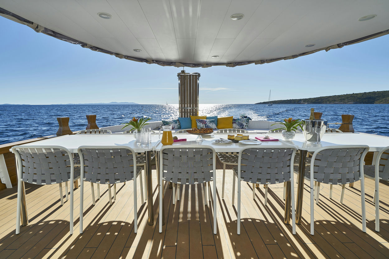 Gulet Ardura al fresco dining area