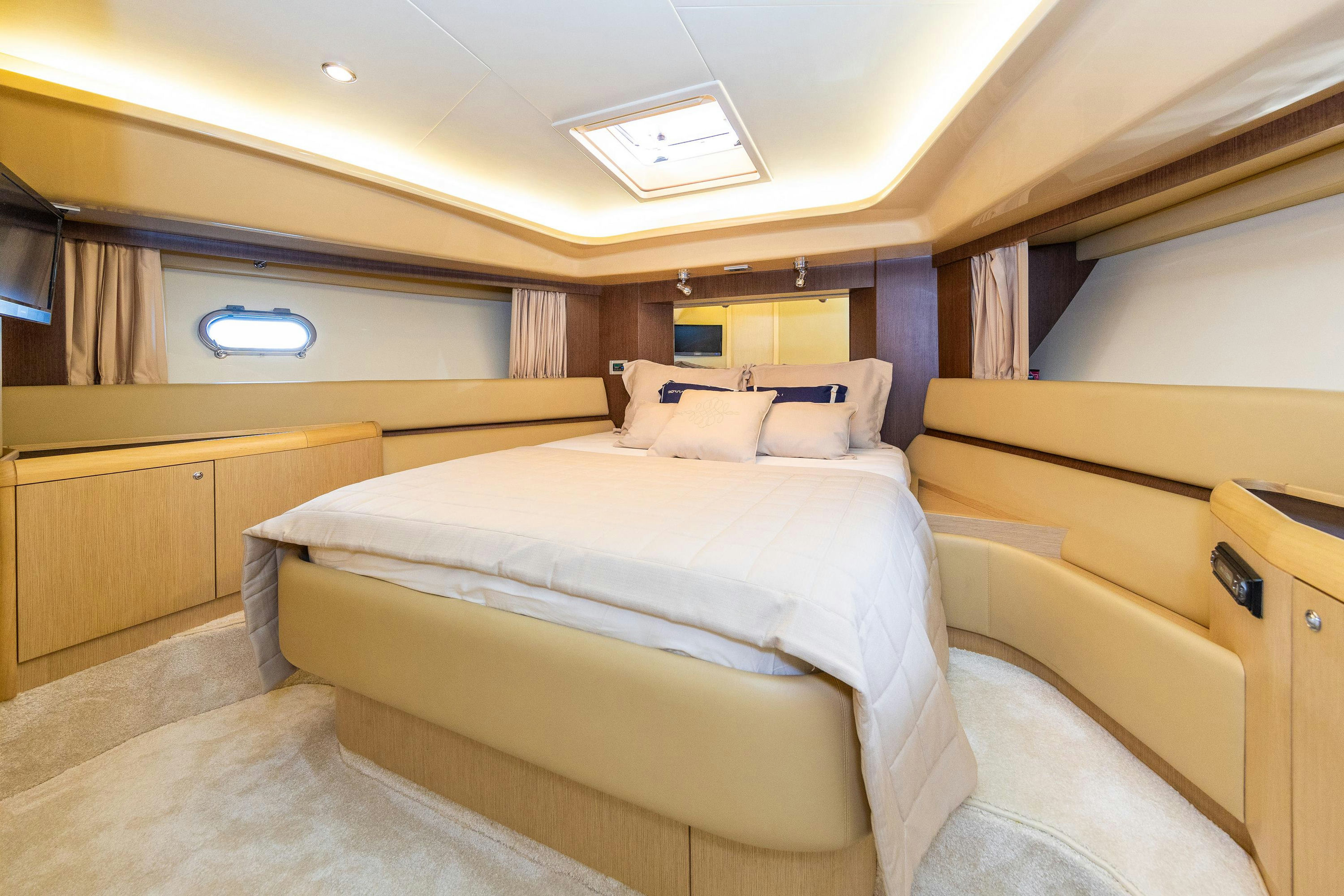 Interior FERRETTI 591 image 18