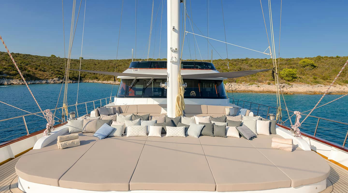 Gulet dubrovnik Sitting area on Bow deck v1OHe0