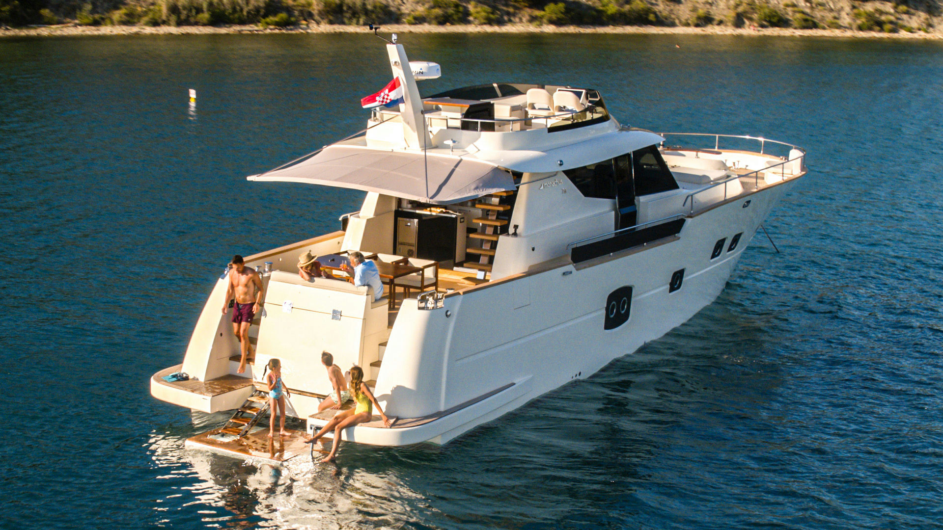 Exterior Monachus 70 Fly image 1