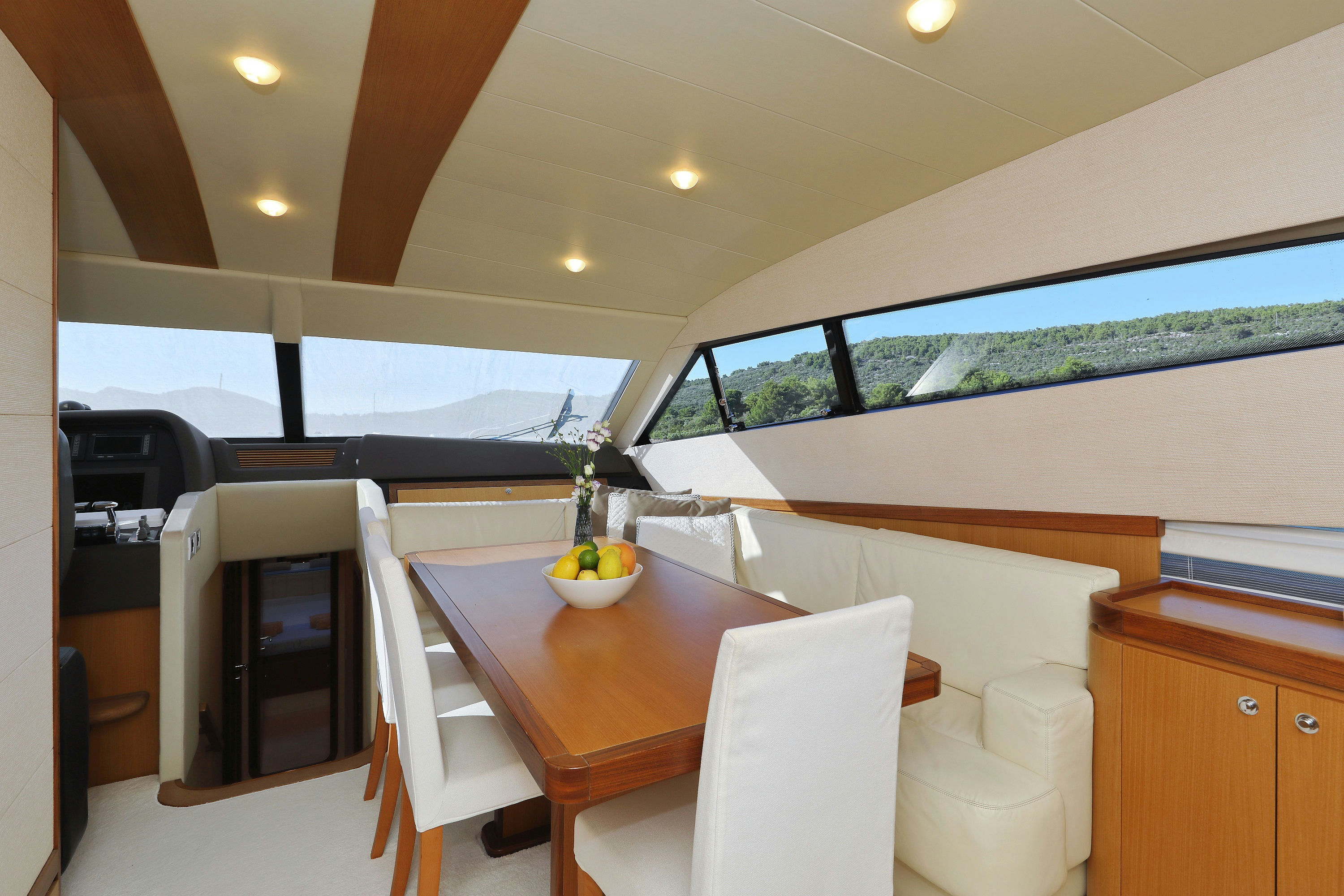 Interior FERRETTI 681 image 19