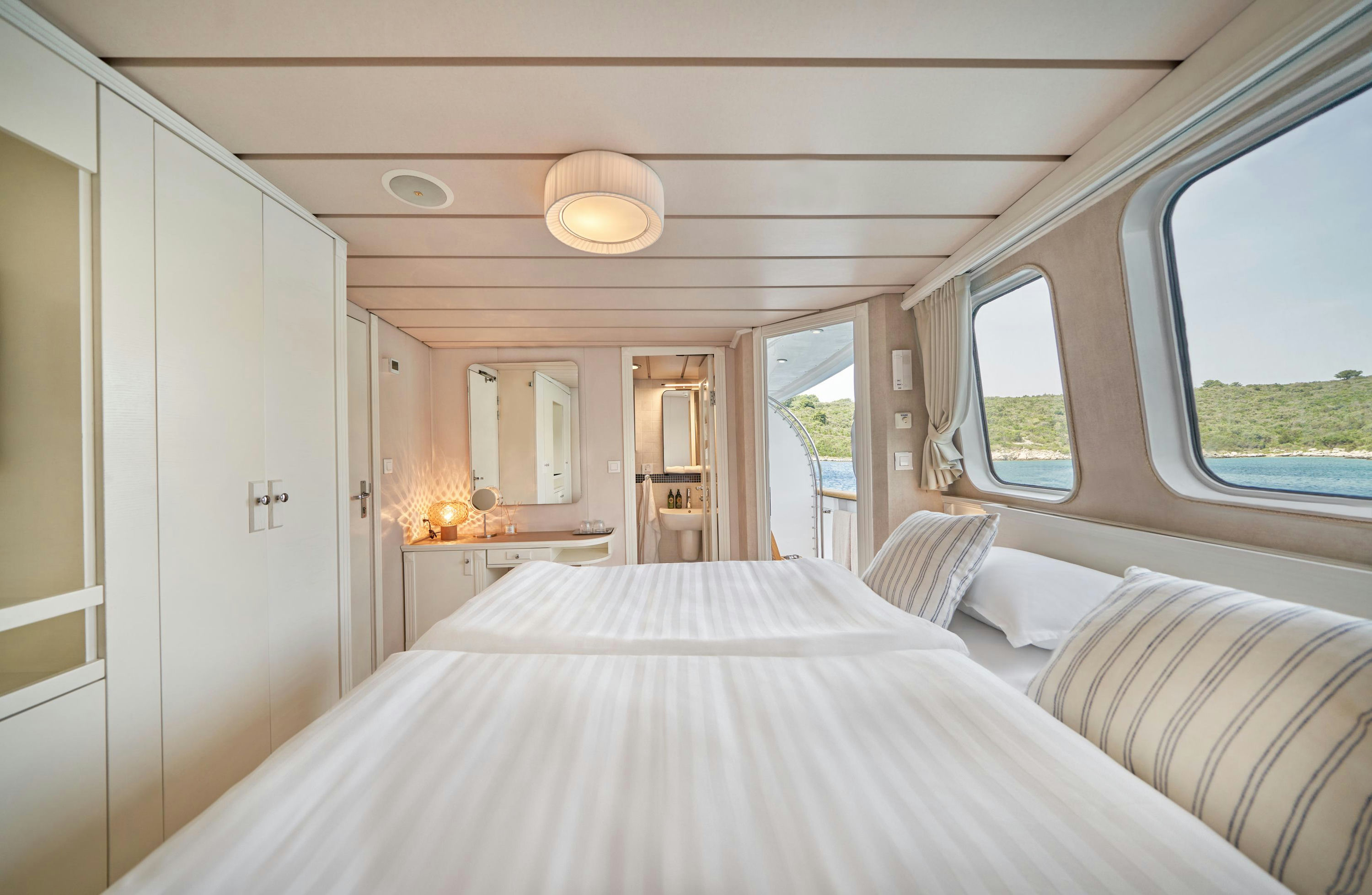 Interior LA PERLA image 16