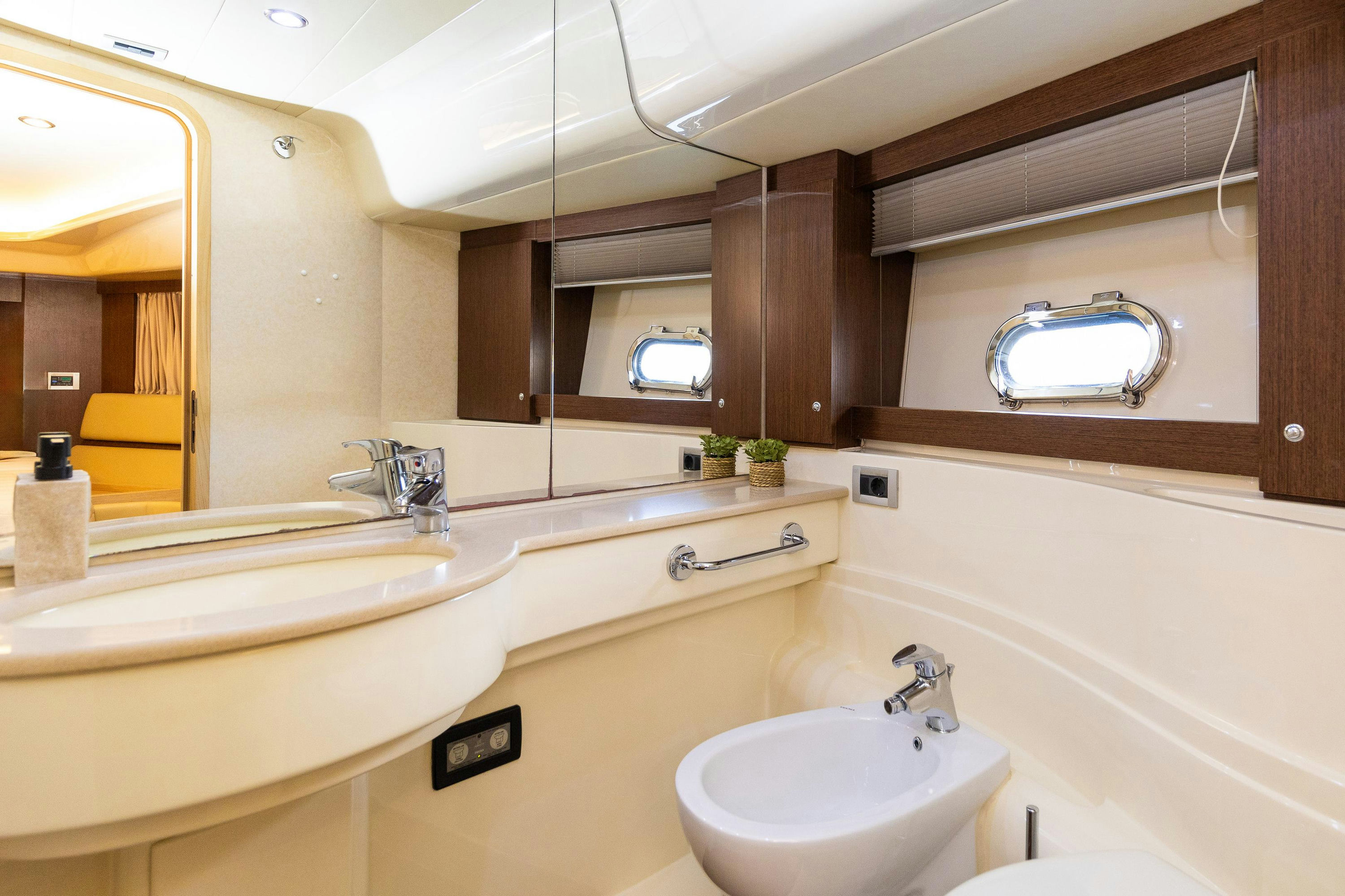 Interior FERRETTI 591 image 16