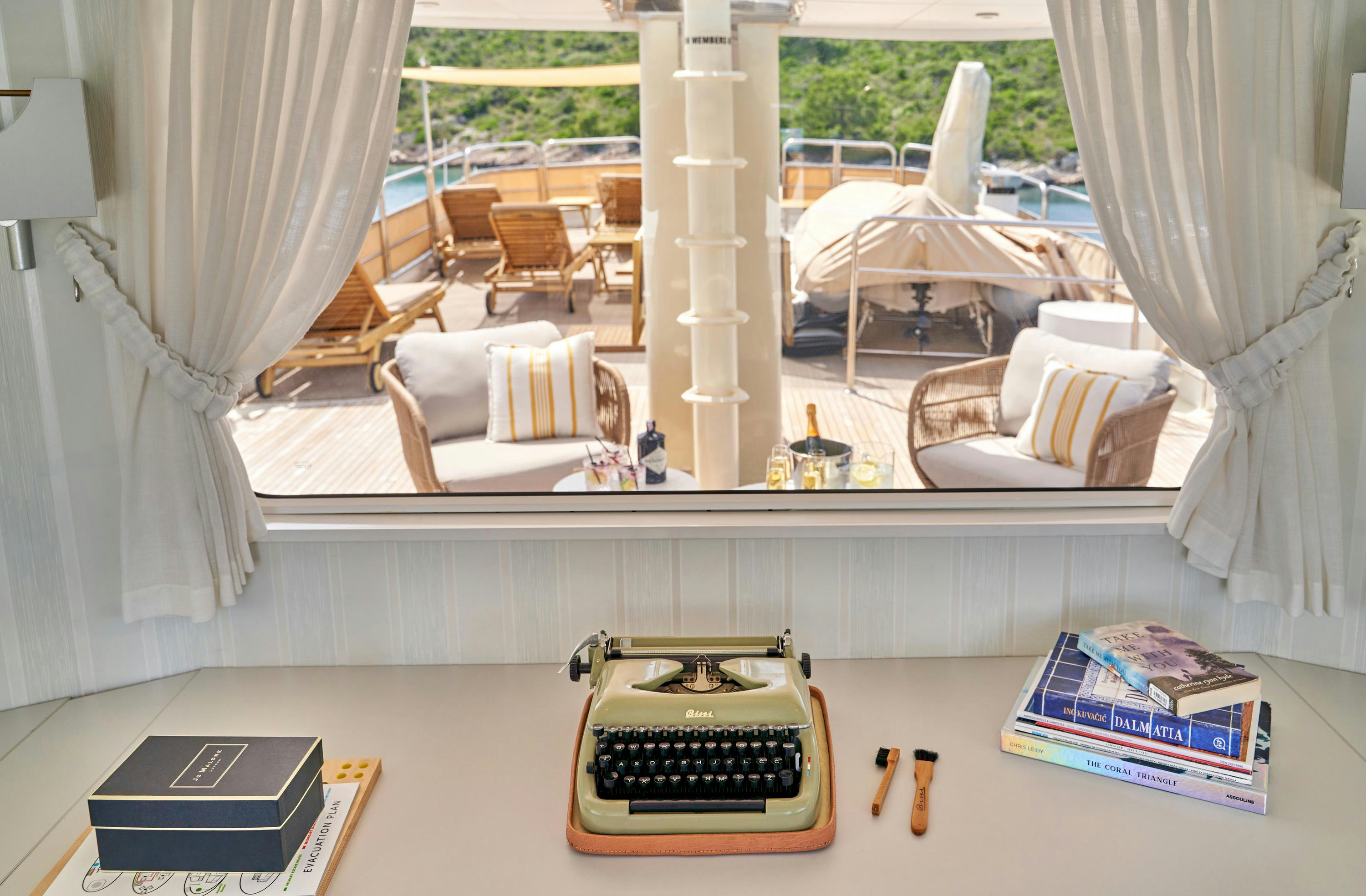 Interior LA PERLA image 30