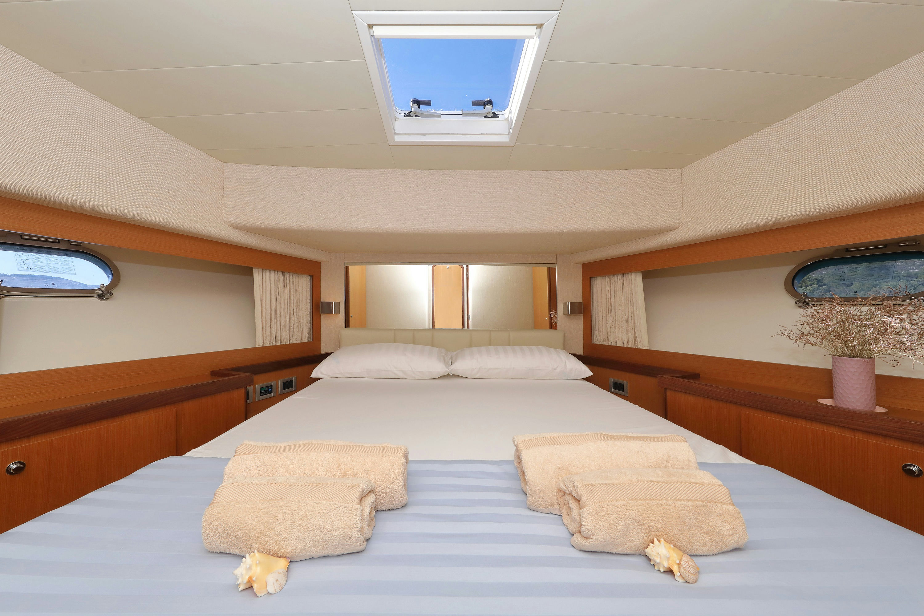 Interior FERRETTI 681 image 23