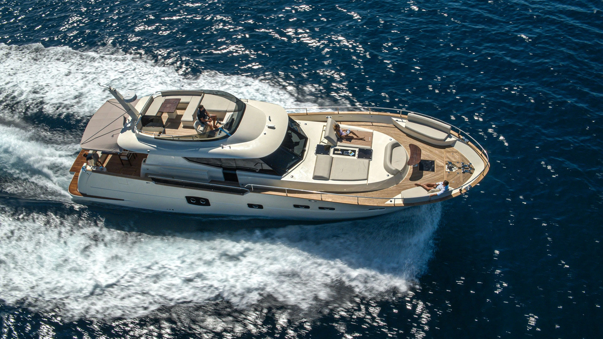 Exterior Monachus 70 Fly image 0