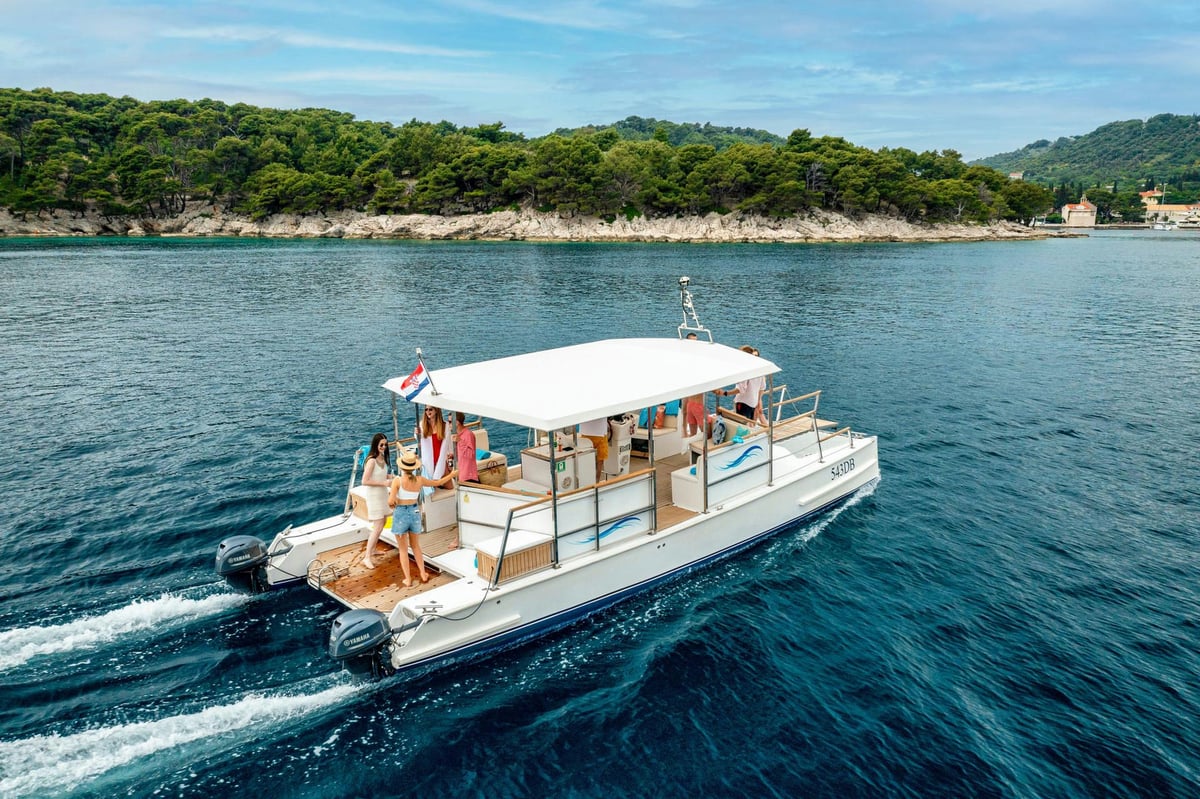 Exterior Day Catamaran 10 image 13
