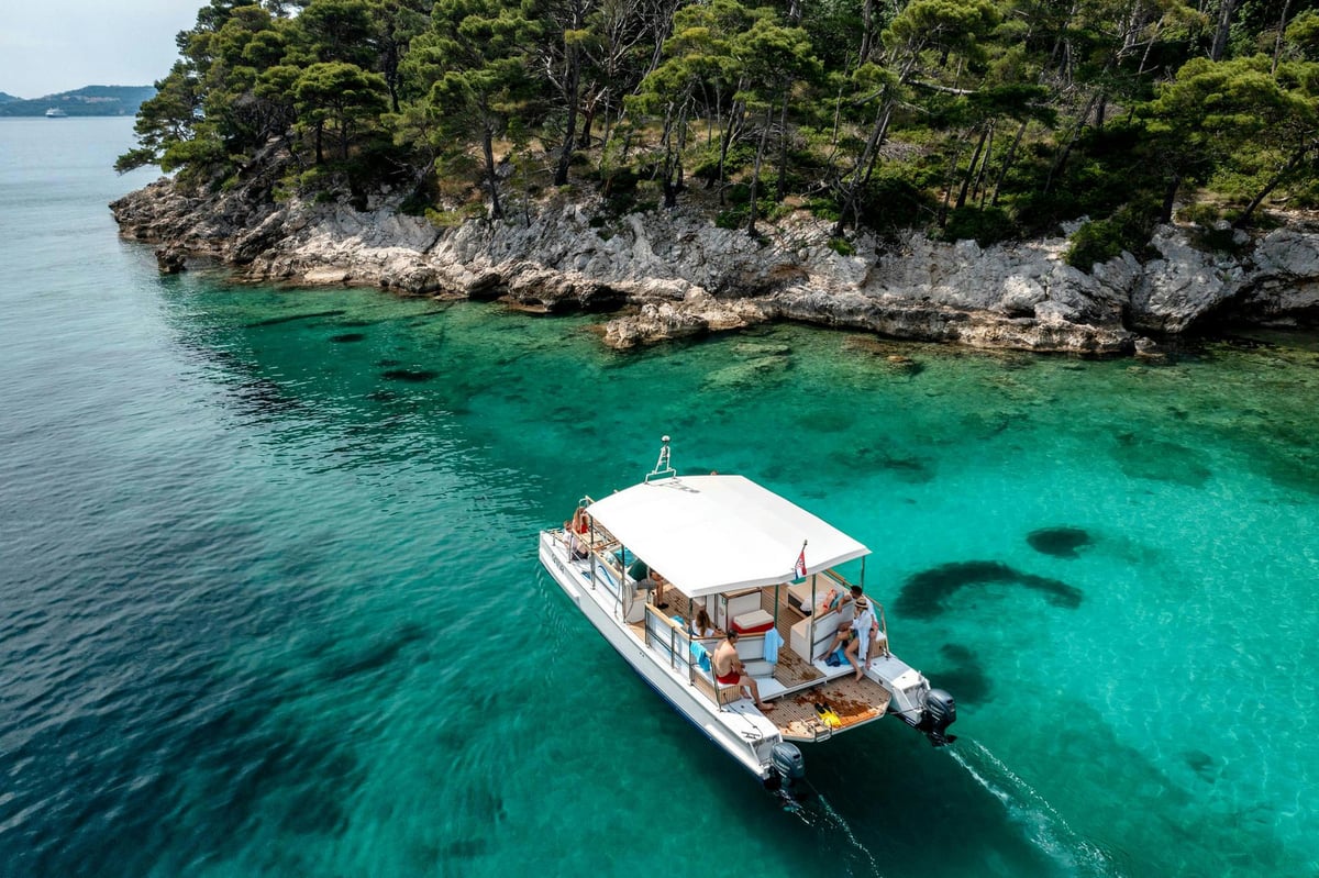 Exterior Day Catamaran 10 image 9