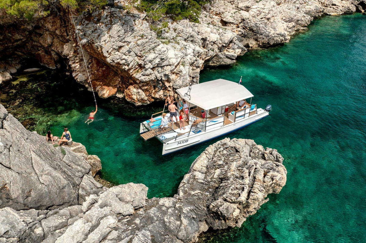 Exterior Day Catamaran 10 image 8