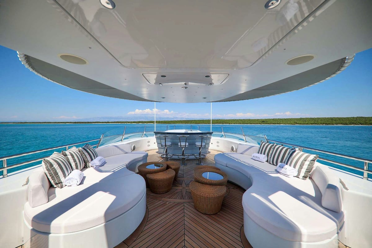 Exterior Isa Yacht 47 image 16