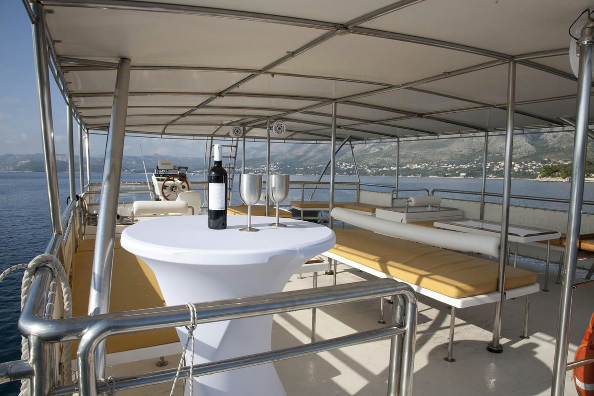 Exterior Day Catamaran 17 image 4