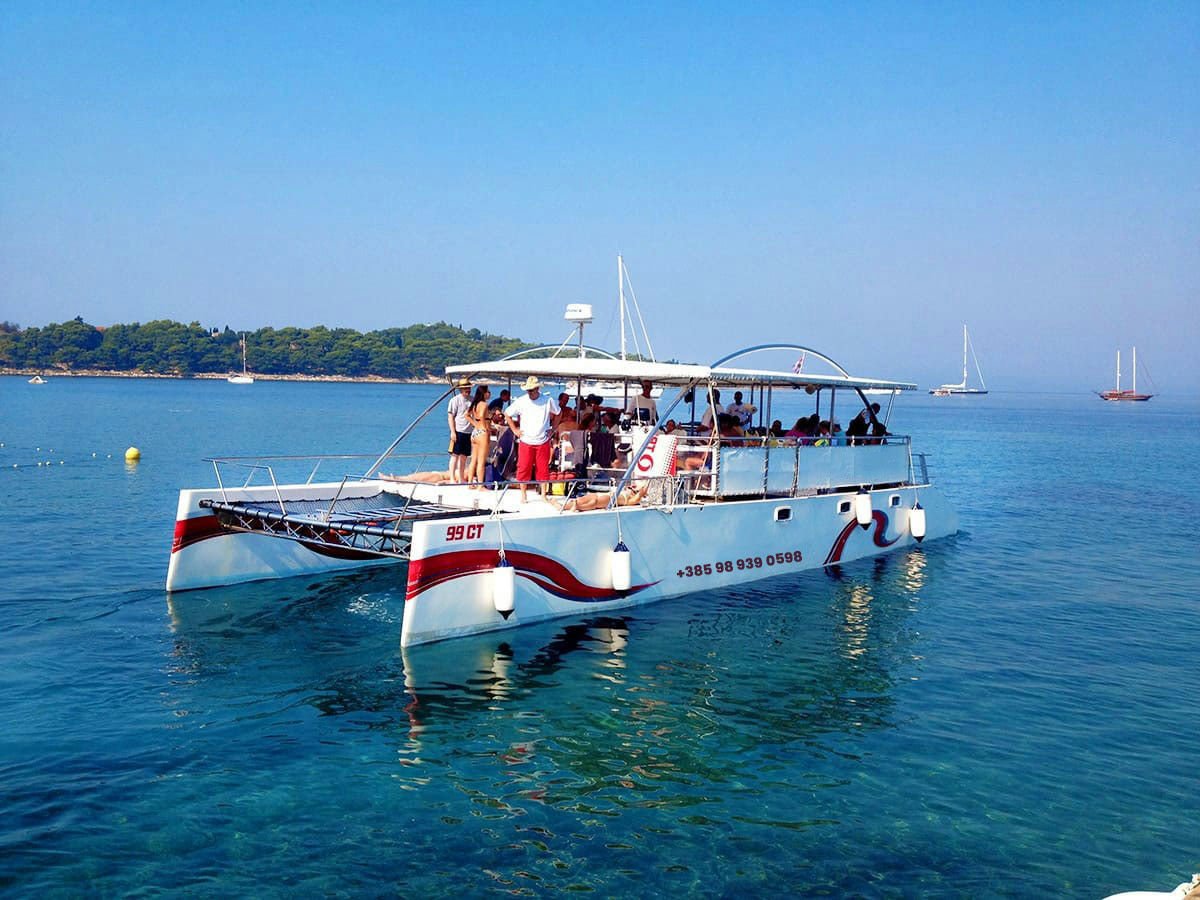 Exterior Day Catamaran 17 image 8